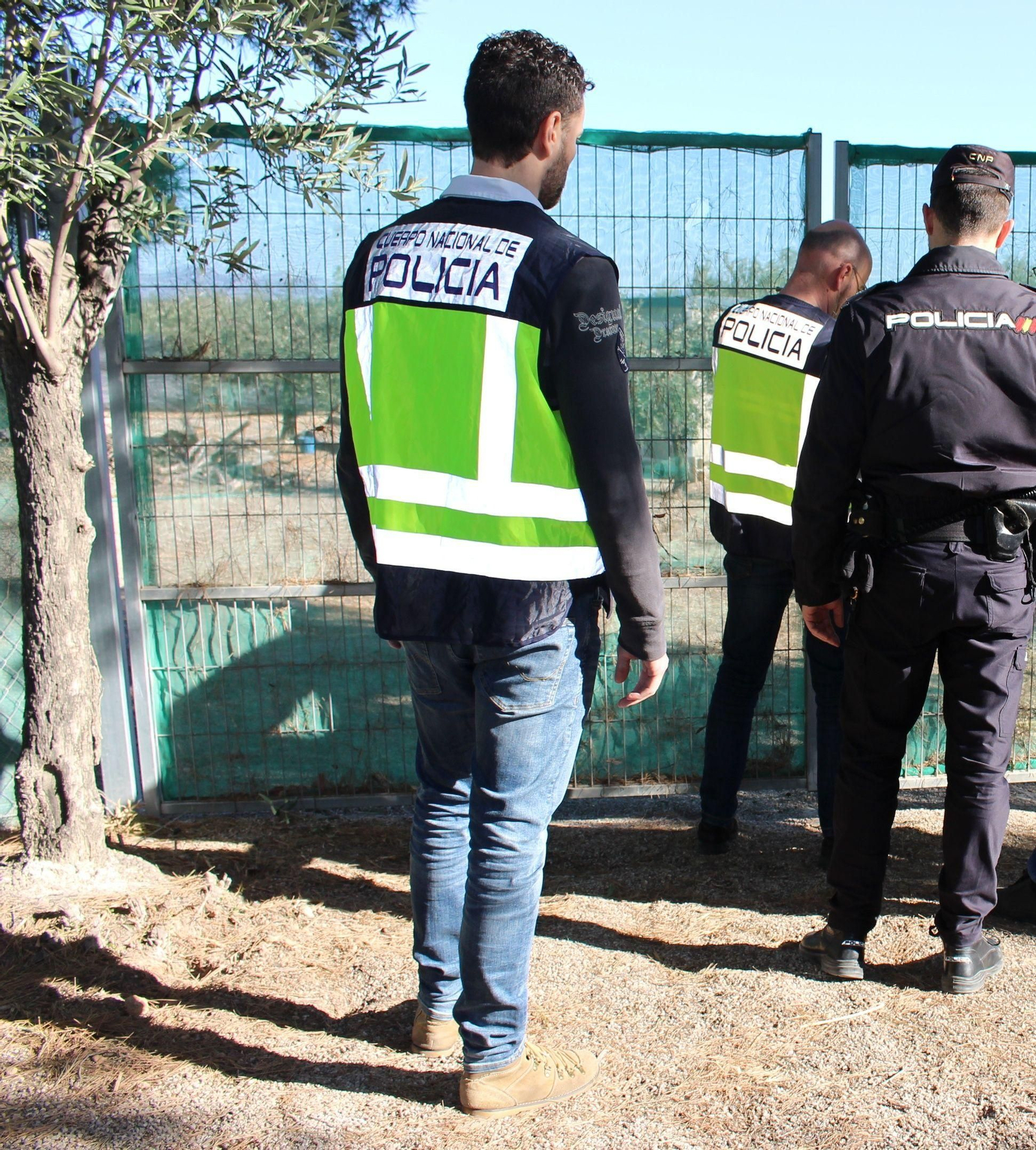 Imagen de archivo de agentes de Policía en una explotación agrícola. Imagen de archivo de agentes de Policía en una explotación agrícola.