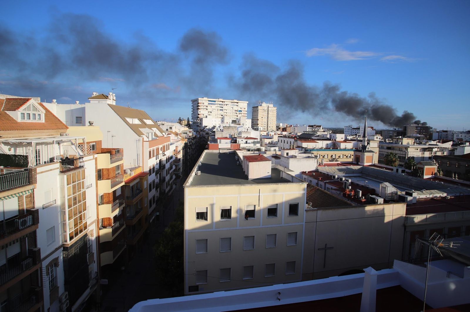 Imágenes del incendio en las instalaciones de Hierros España