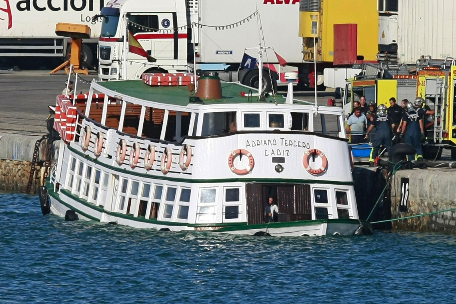 Así fue el espectacular hundimiento del Vaporcito del Puerto en el muelle de Cádiz