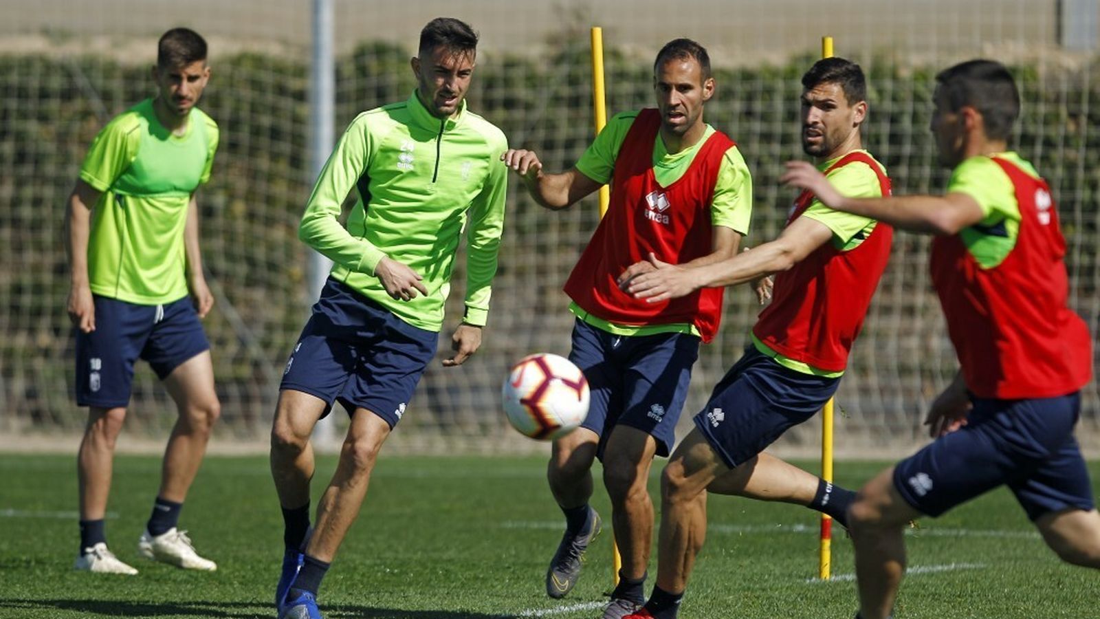 Los jugadores del Granada, durante la sesión del miércoles