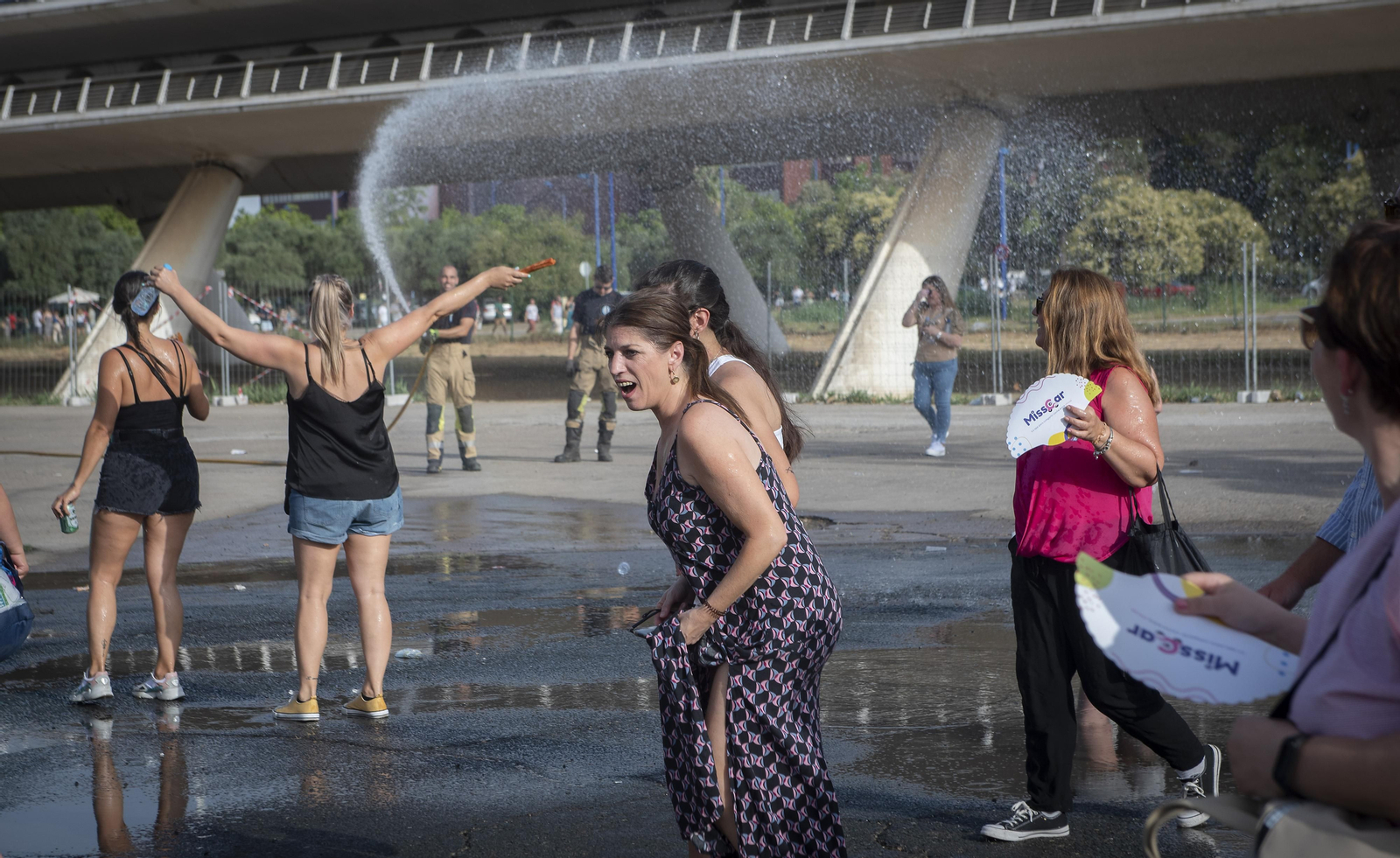 Calor y buen ambiente en la entrada del concierto de Manuel Carrasco