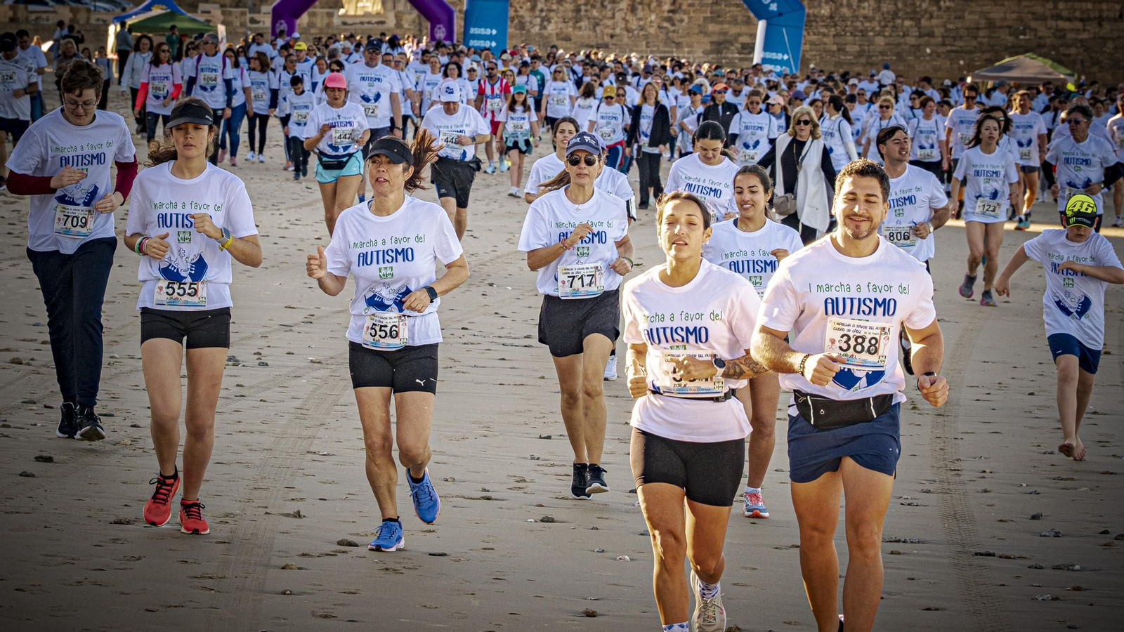 Búscate entre las imágenes de la  ‘I Marcha a favor del autismo’ en Cádiz