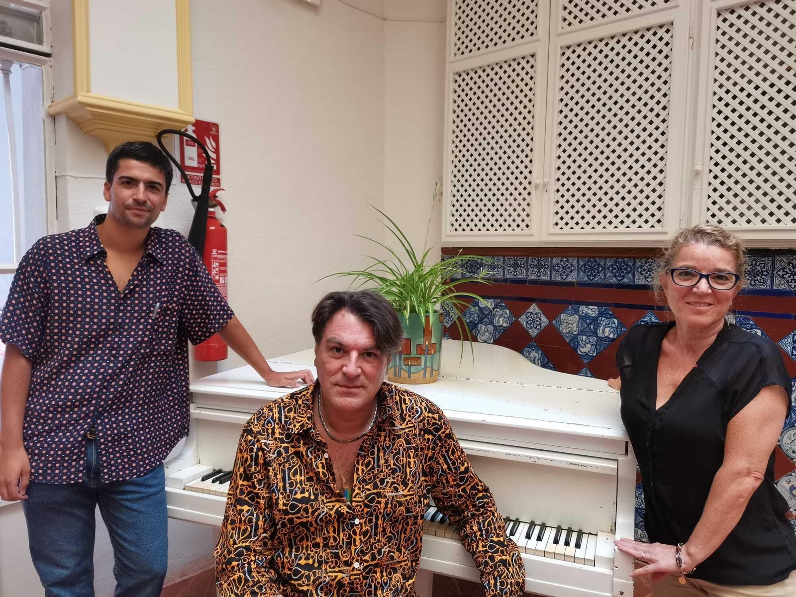 Luis Ybarra y Mila Ortiz junto con el reconocido pianista sevillano David Dorantes.