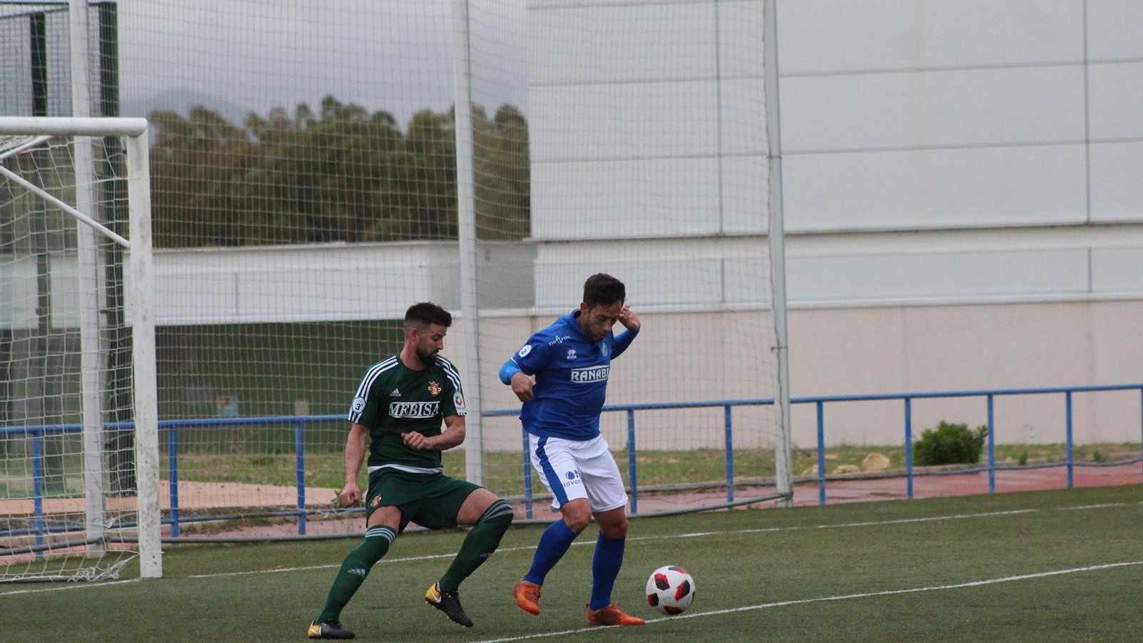 Adrián Gallardo volvió a ver puerta y firmó el 2-0 con un golazo.