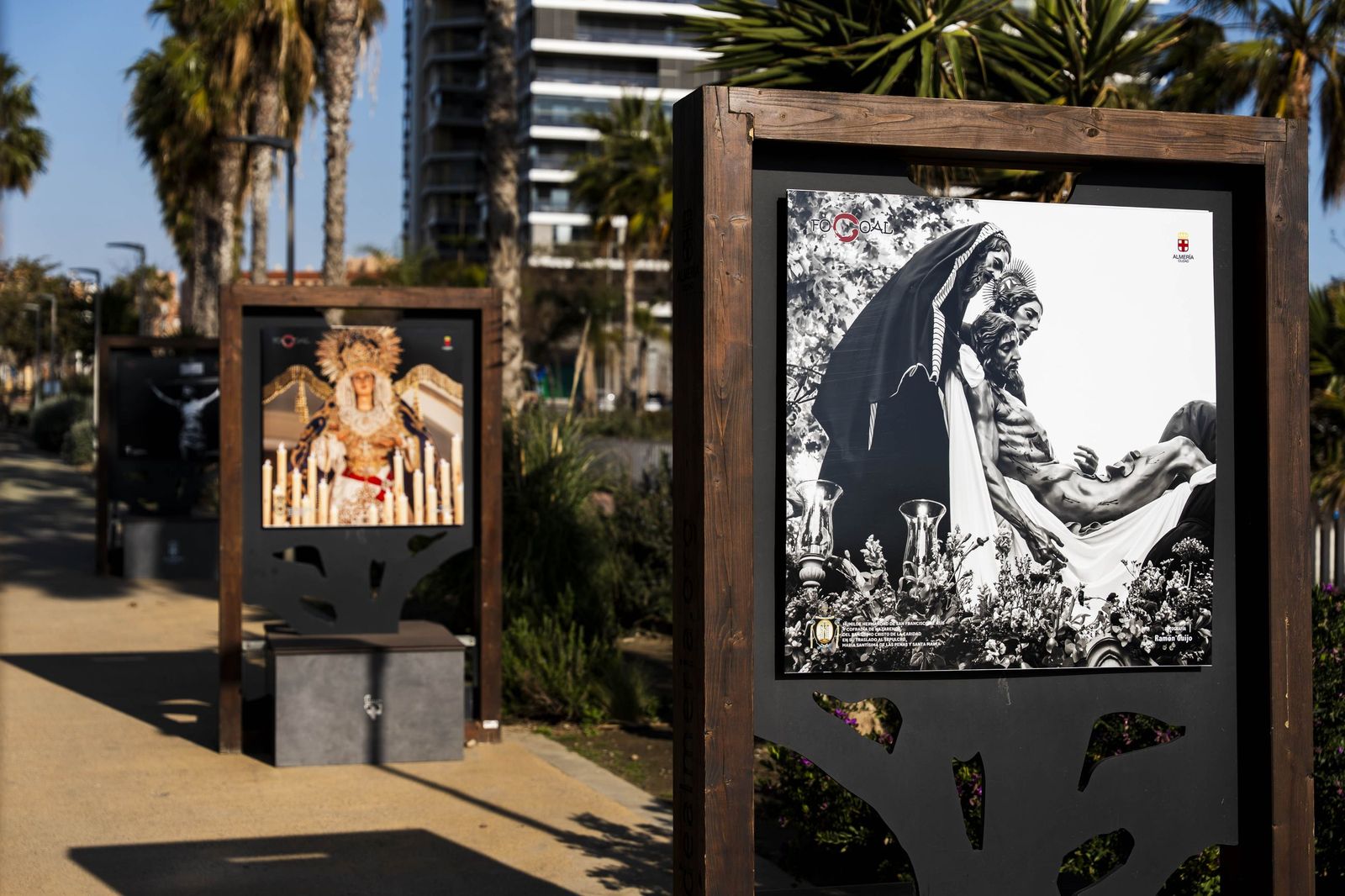 Exposición "La otra mirada" de los Fotógrafos Cofrades de Almería Focoal, en imágenes