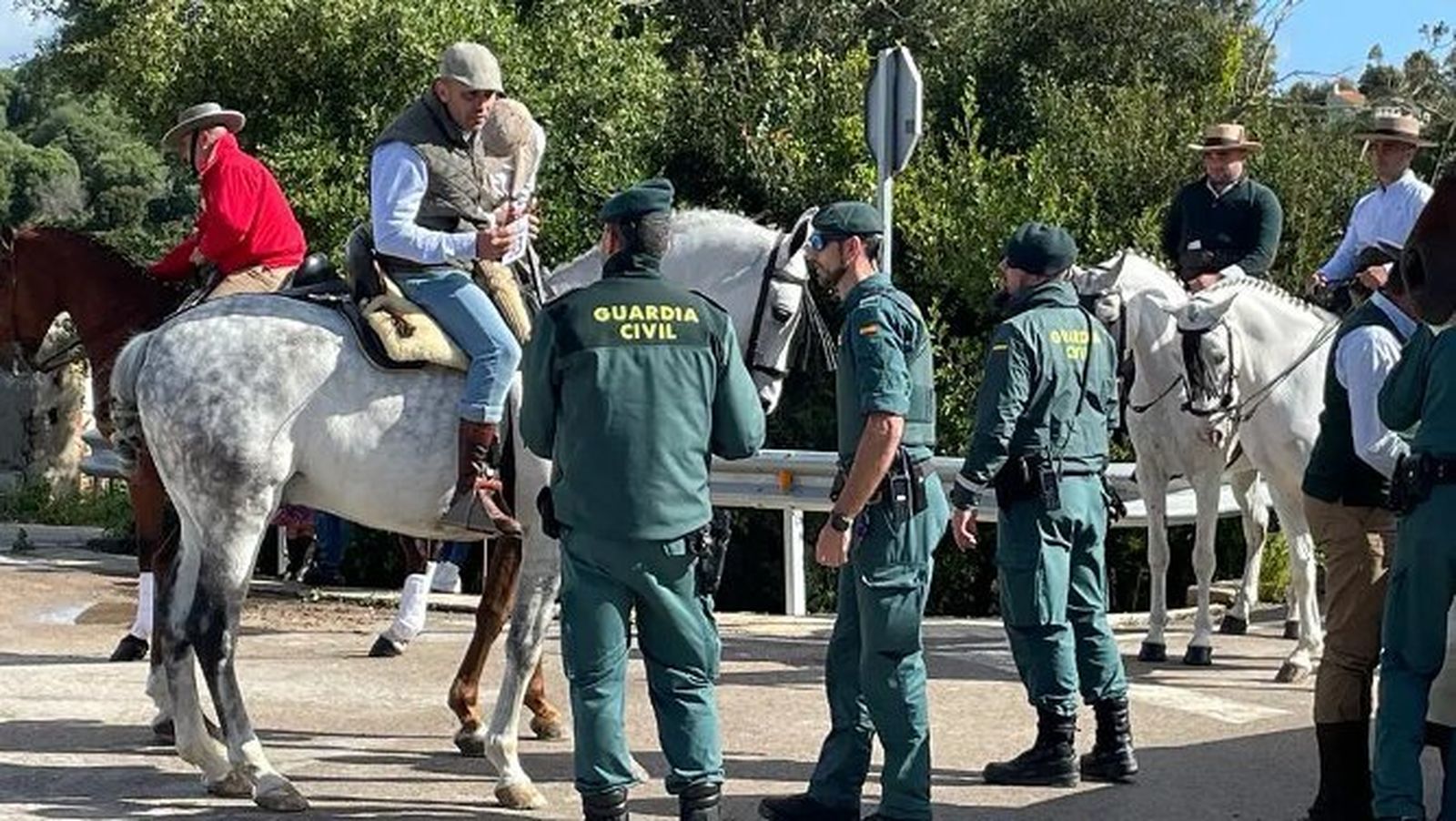 Agentes de la Guardia Civil con algunos caballistas de la romería.