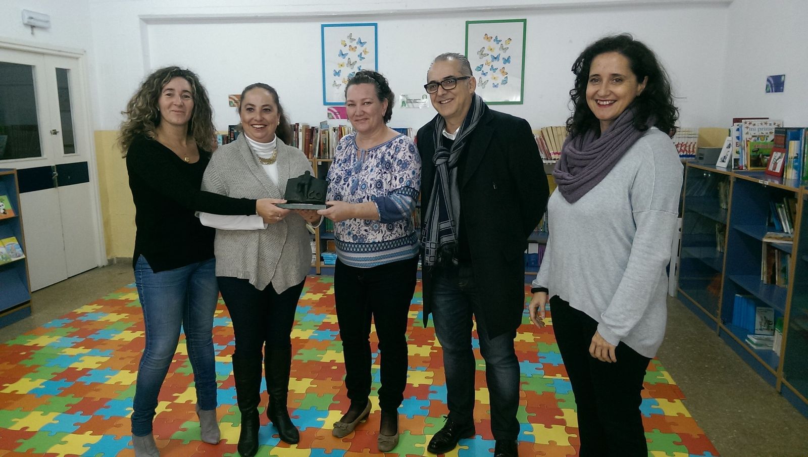 Momento de la entrega del galardón a las representantes de la AMPA.
