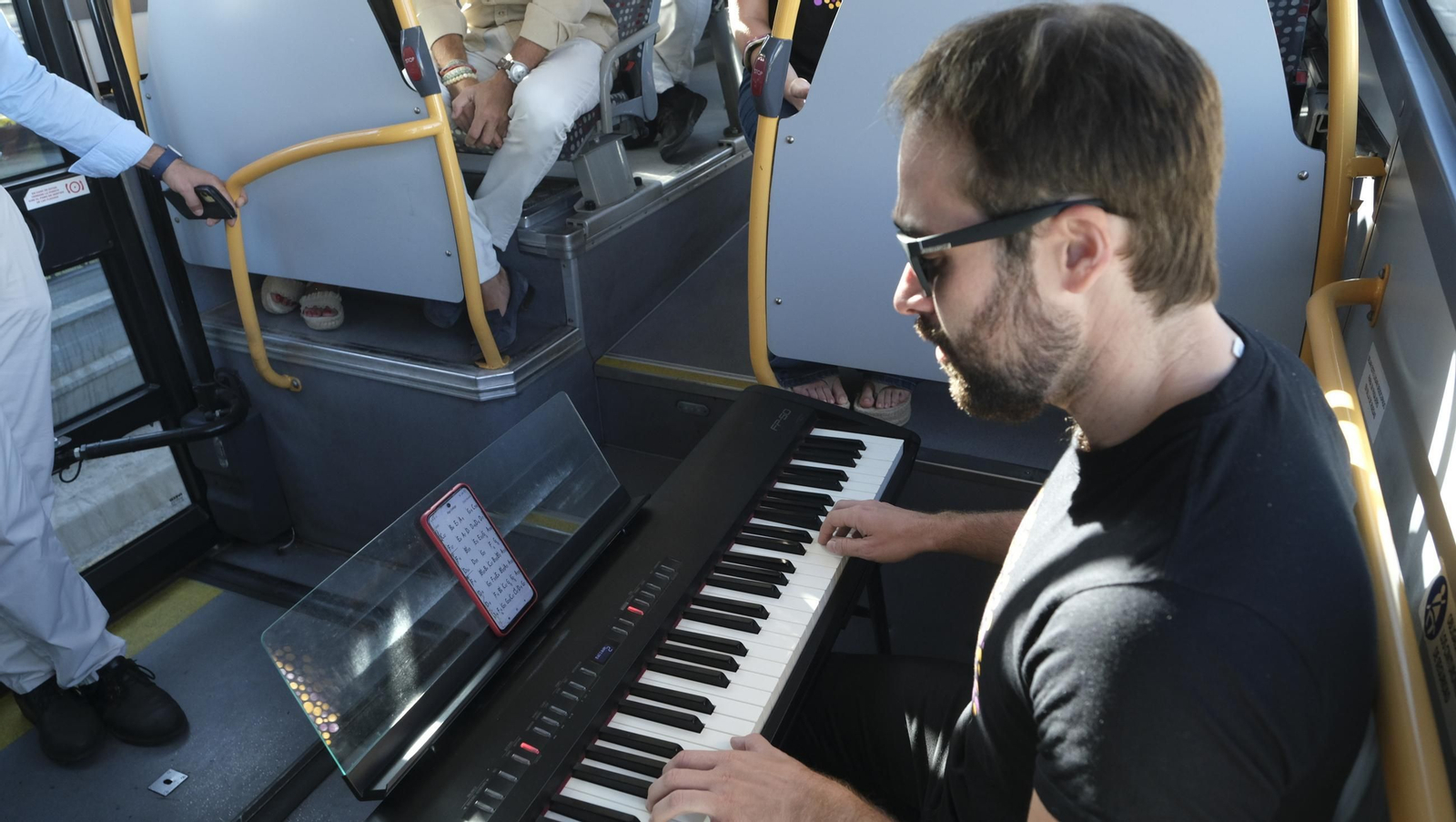La música sube al bus, en imágenes