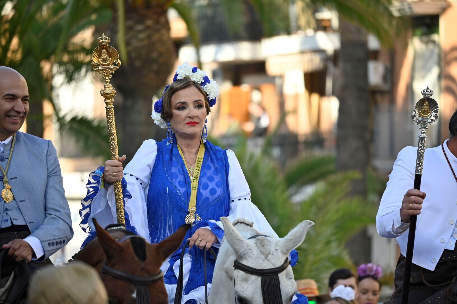 Imágenes de los peregrinos de la Hermandad de Emigrantes en su salida por las calles de Huelva