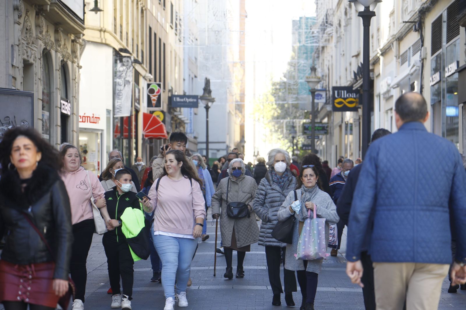 Varias personas pasean por el centro de Córdoba.