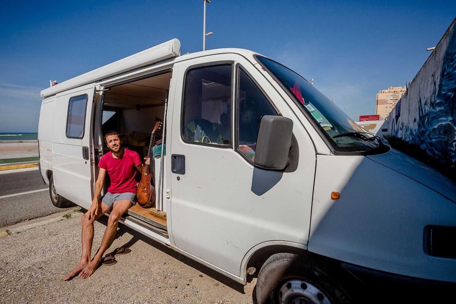 Federico, con su guitarra, en su furgoneta
