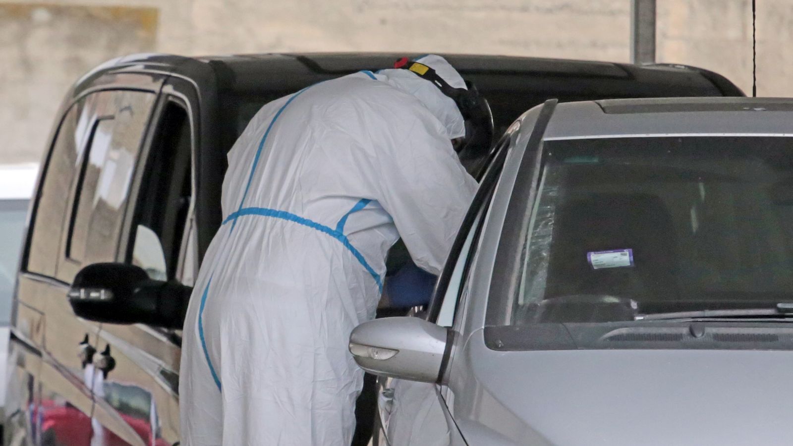Vehículos en el autocovid del hospital para la realización de pruebas PCR.