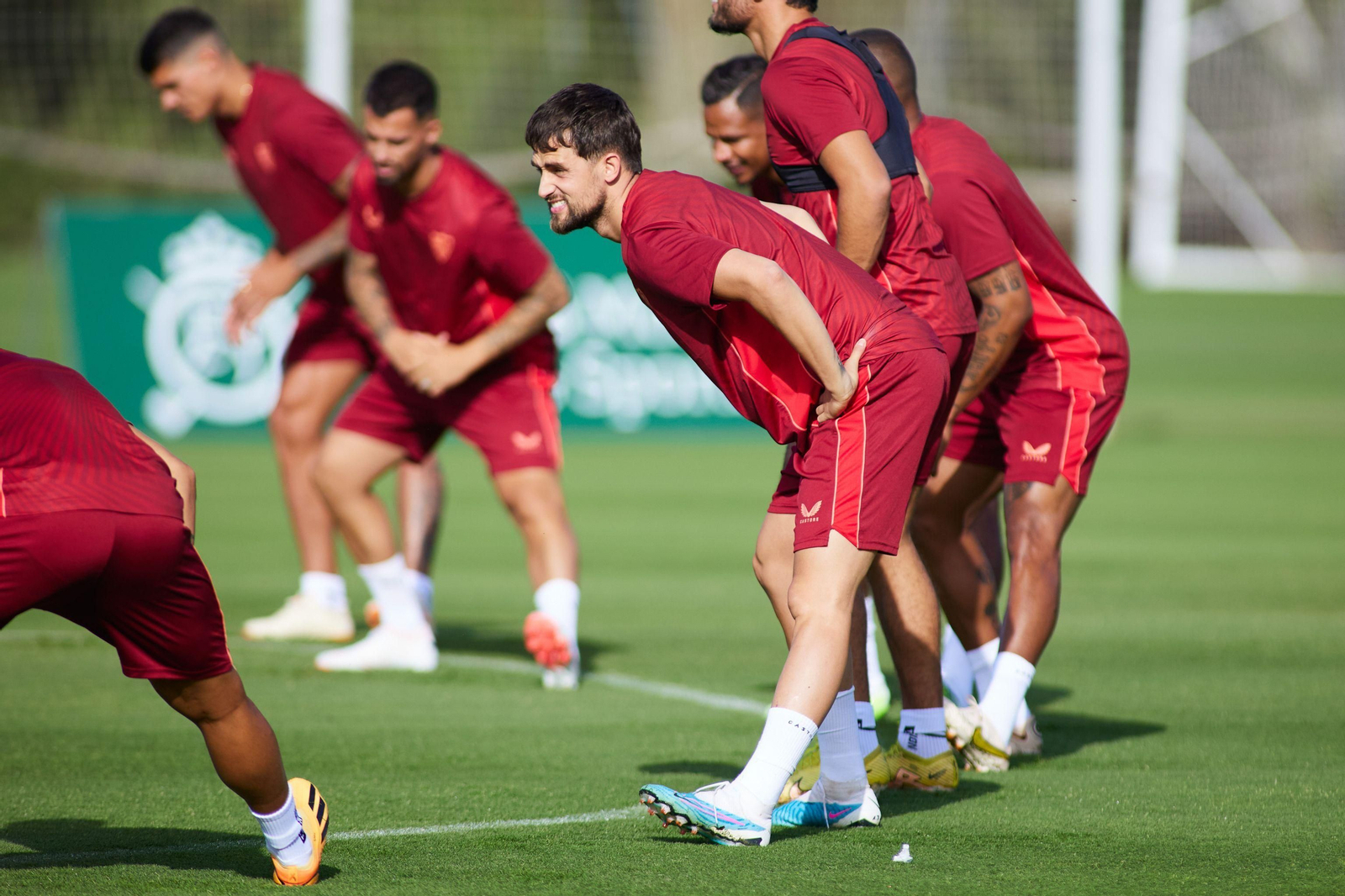 Januzaj estira durante un entrenamiento del Sevilla.