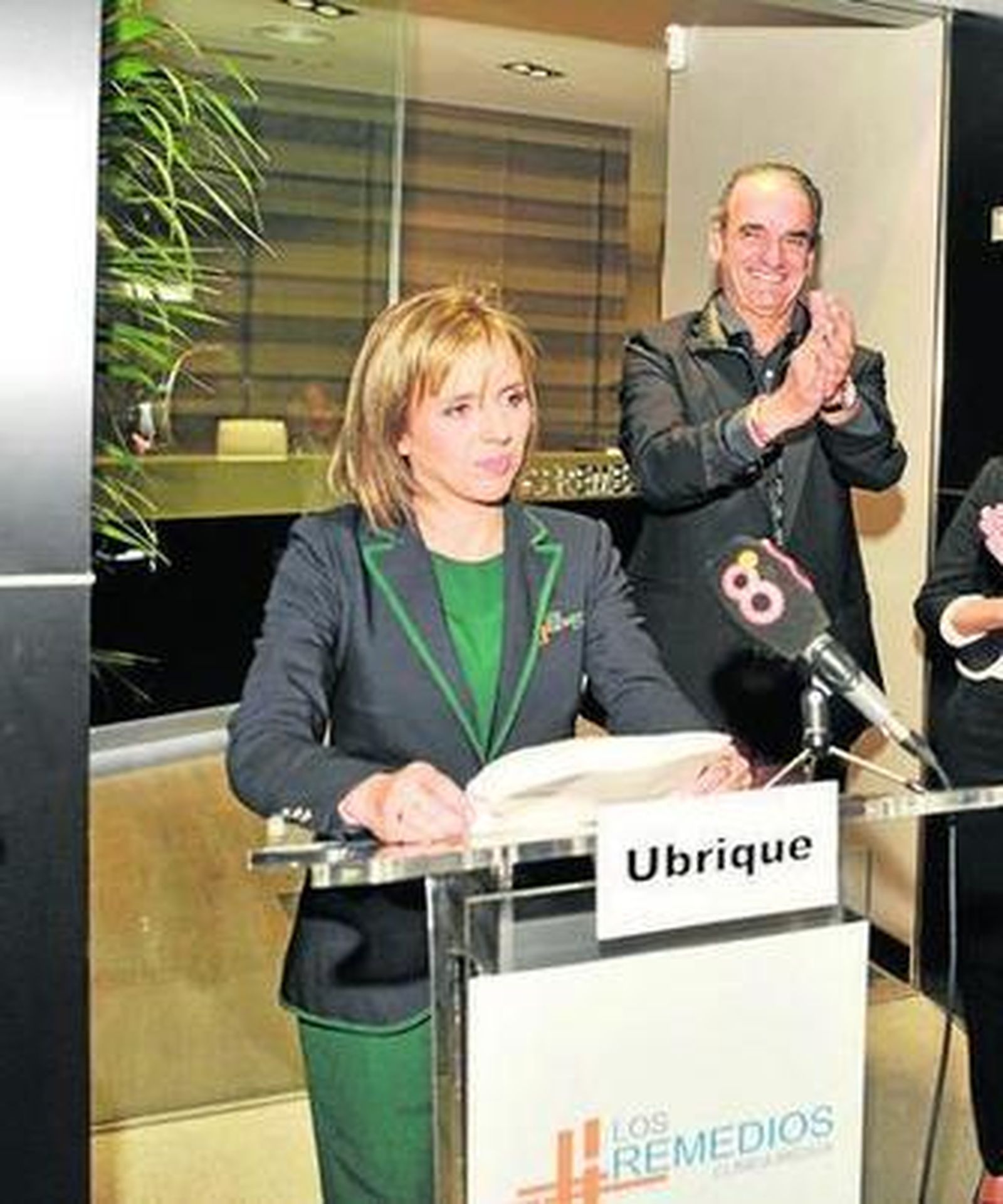 La gerente, María López, apoyada por Mario Conde  durante la inauguración.