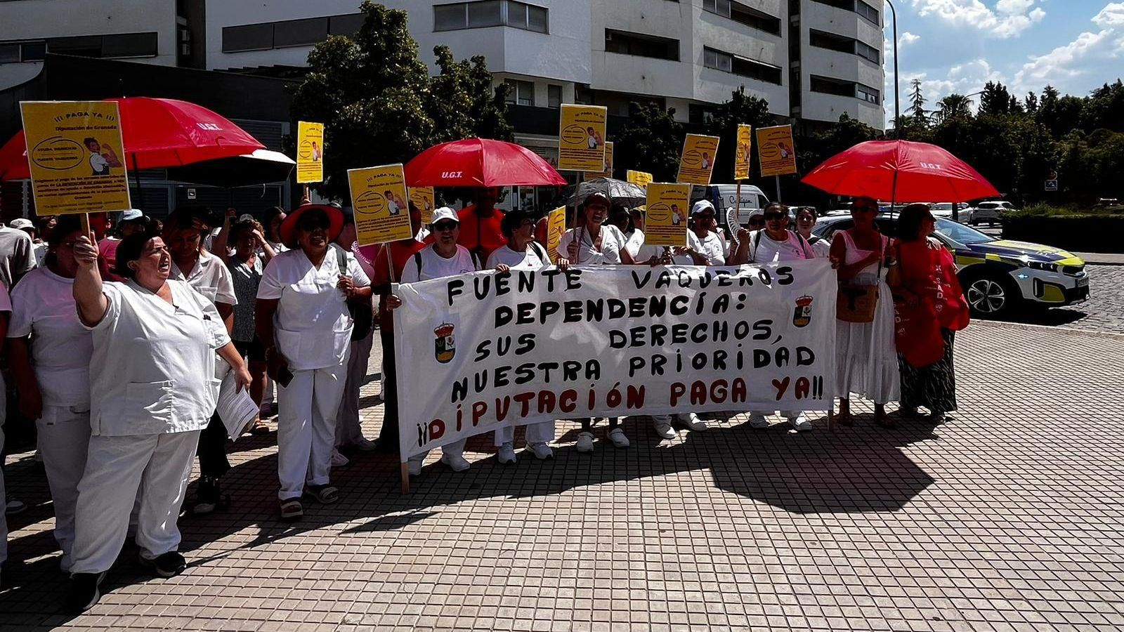 Concentración en la entrada de la Diputación, en la que han participado trabajadoras de este servicio de Fuente Vaqueros