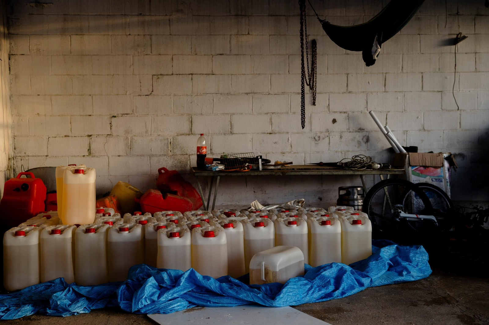 Imagen de archivo de petacas de gasolina incautadas en Chiclana, en una operación de la Guardia Civil.