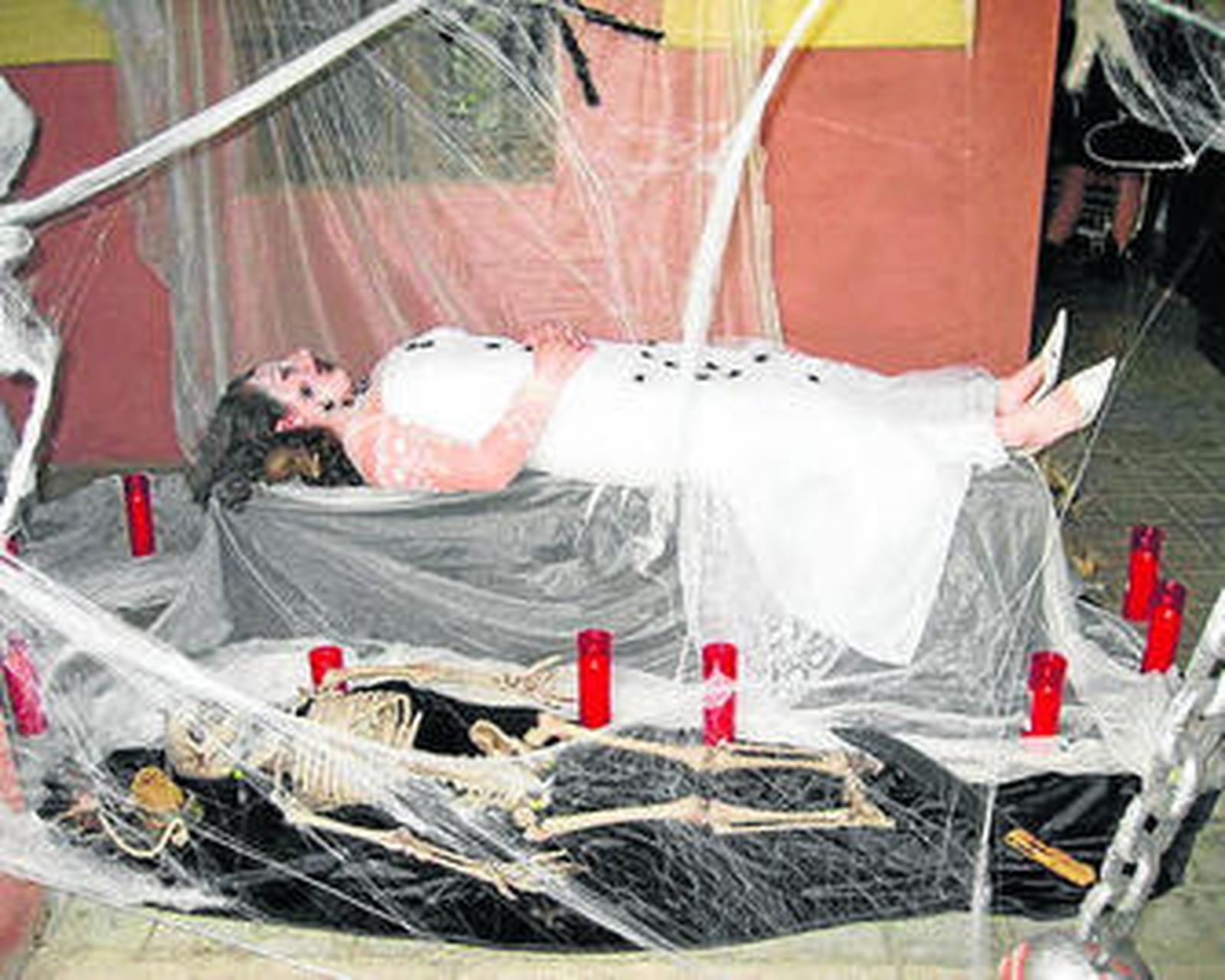 1. Las tiendas de disfraces no dan abasto estos días para atender a clientes que buscan el mejor disfraz para lucir en pasacalles y fiestas. 2. También los niños se suman a la celebración transformándose en terroríficos personajes. 3. Isla Mágica abre estos días reconvertida en un pasaje del terror. 4. Calabazas y brujas son objetos fetiche de esta fiesta.