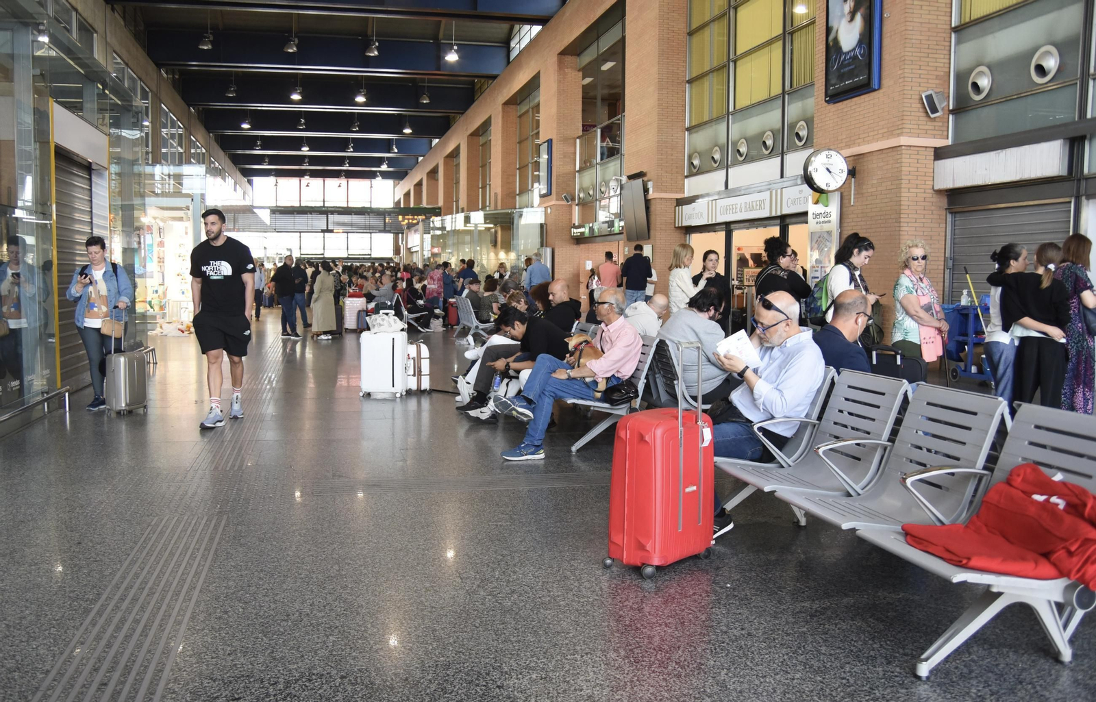 Las imágenes de la estación de trenes de Córdoba con cientos de personas atrapadas tras el apagón