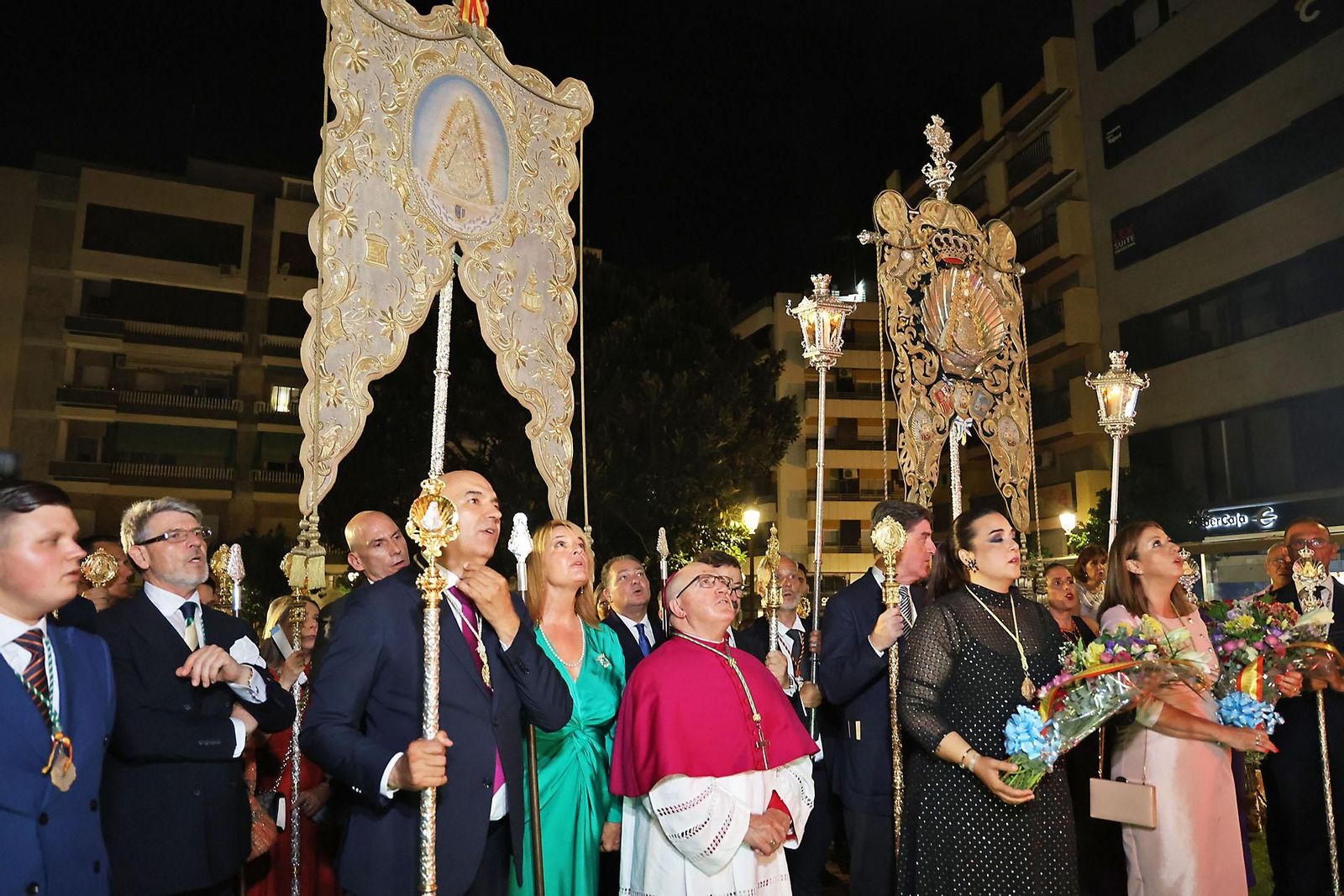 Imágenes del regreso de las hermandades a Emigrantes al finalizar el Rosario Jubilar rociero