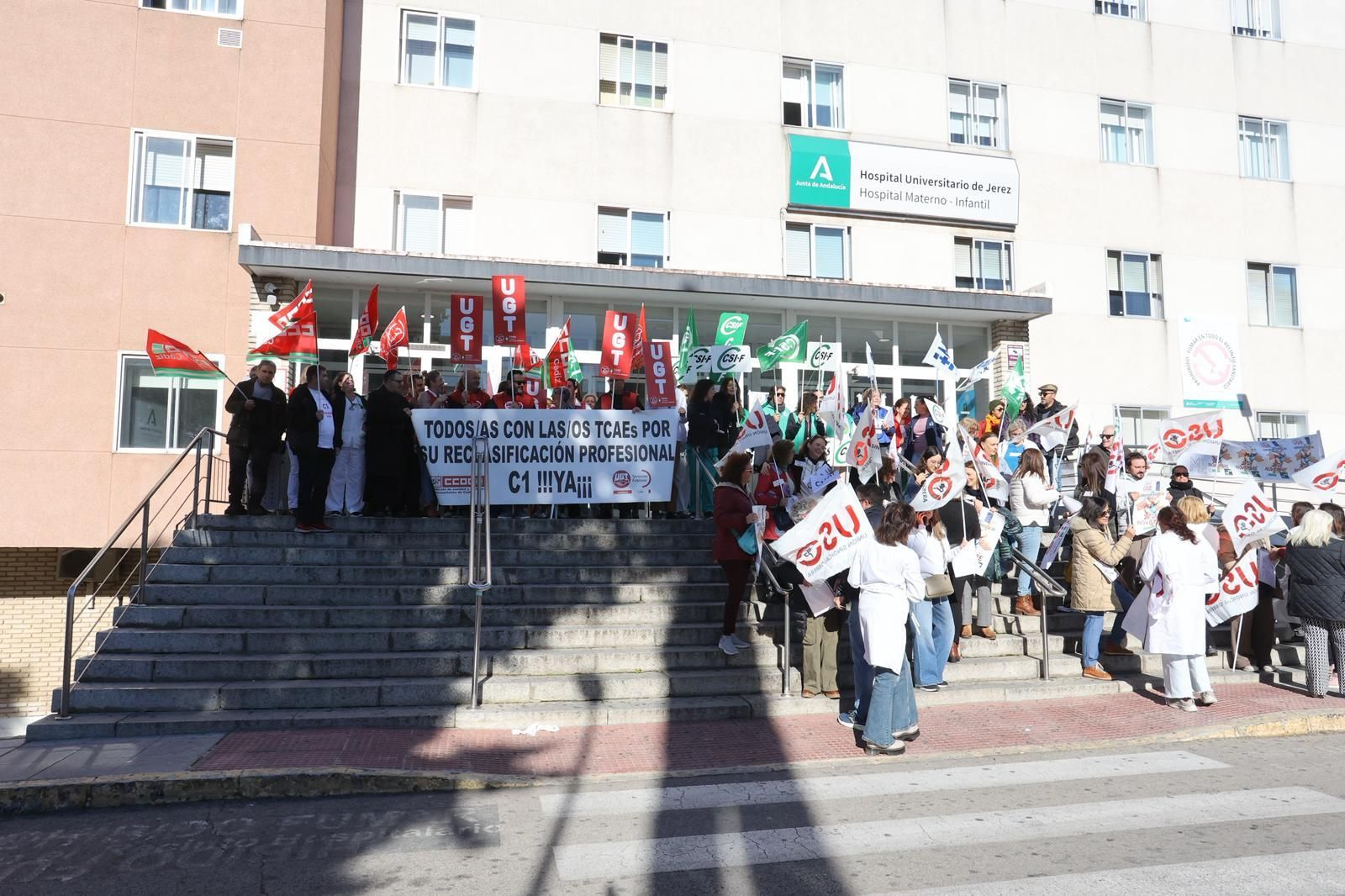 Movilización de los técnicos en cuidados auxiliares de enfermería este viernes en el Hospital de Jerez.