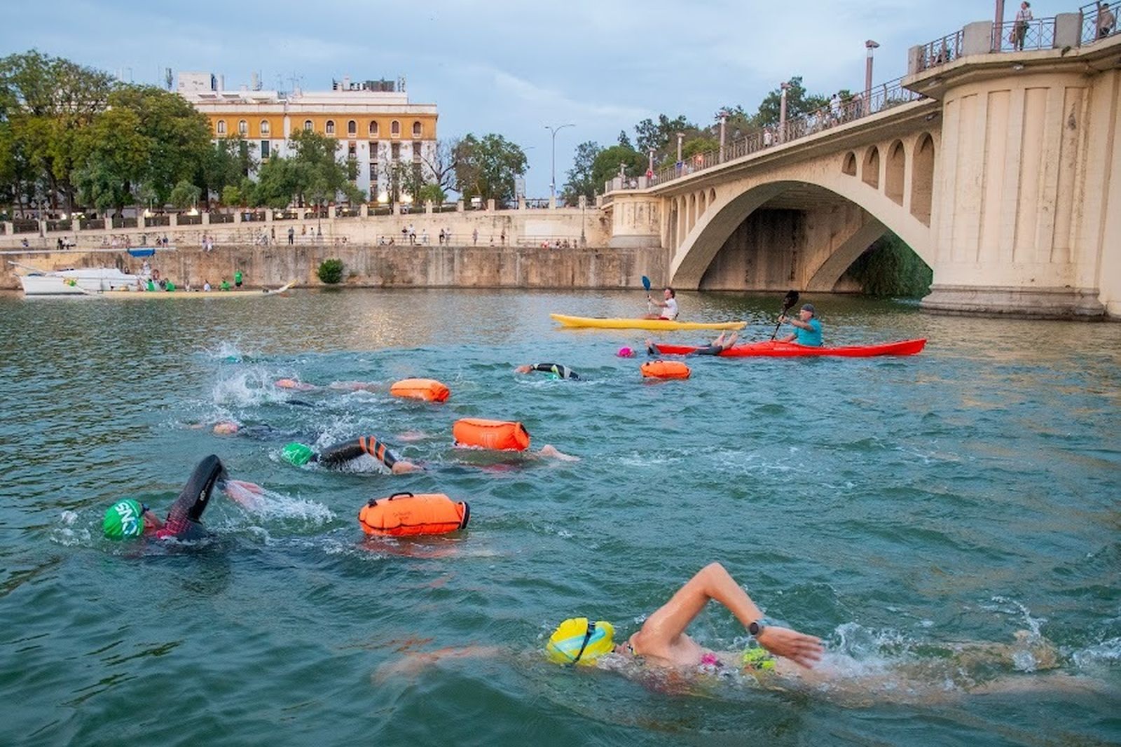 Triatlón a lo largo del Guadalquivir a beneficio de la Fundación Vicente Ferrer