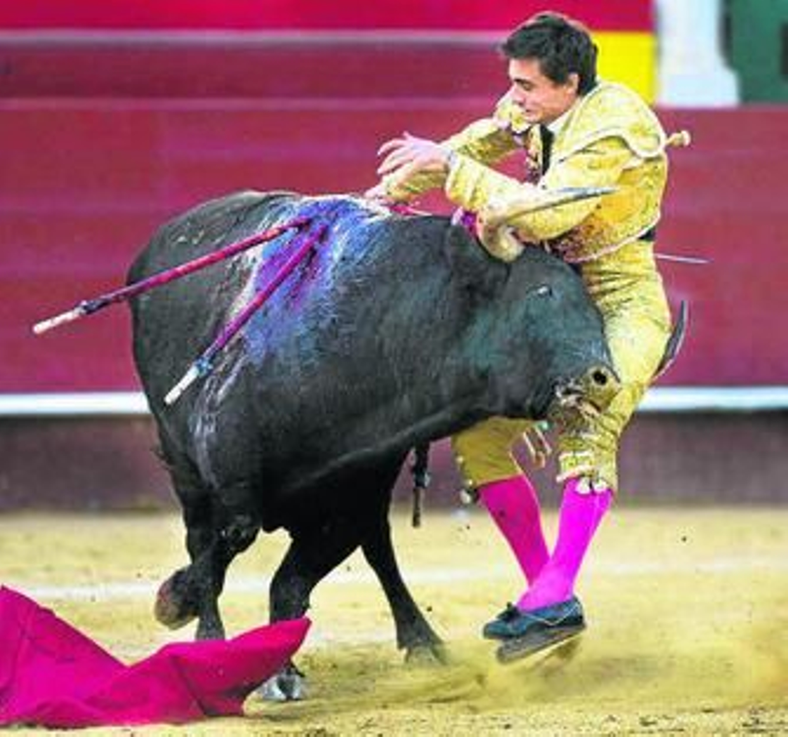 Paco Ureña, cogido por el sexto.