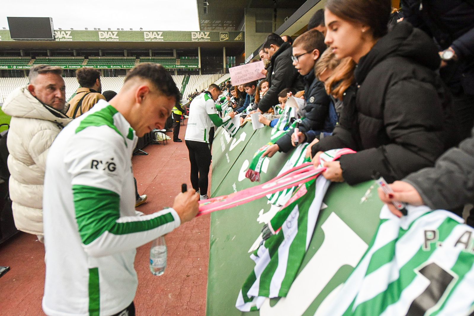 El Córdoba CF se deja querer por su afición en el Día de Año Nuevo: las fotos del entrenamiento de puertas abiertas