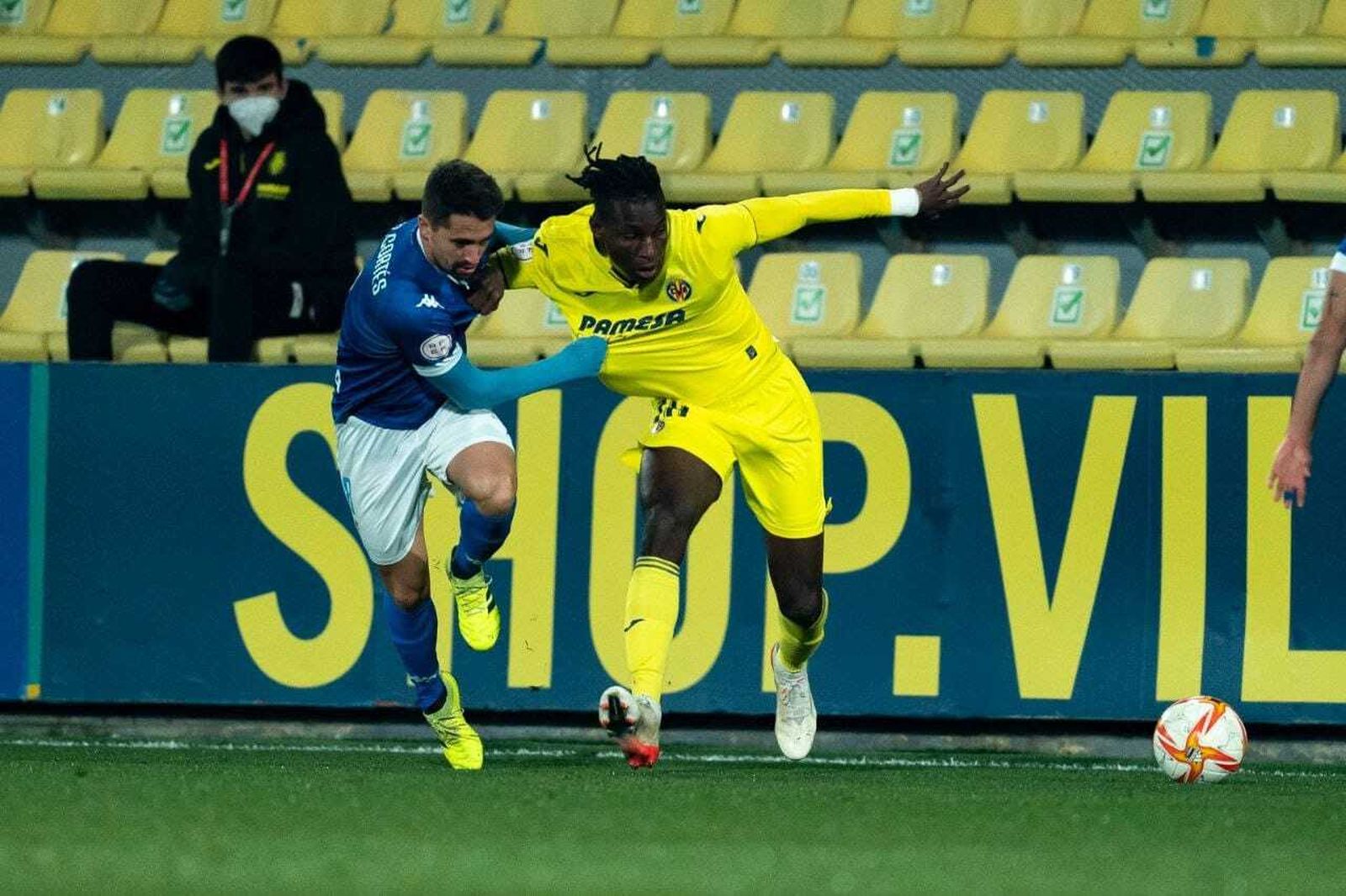 Sergio Cortés, que se volvió a marcar un partidazo, disputa una pelota con el goleador amarillo Jackson.