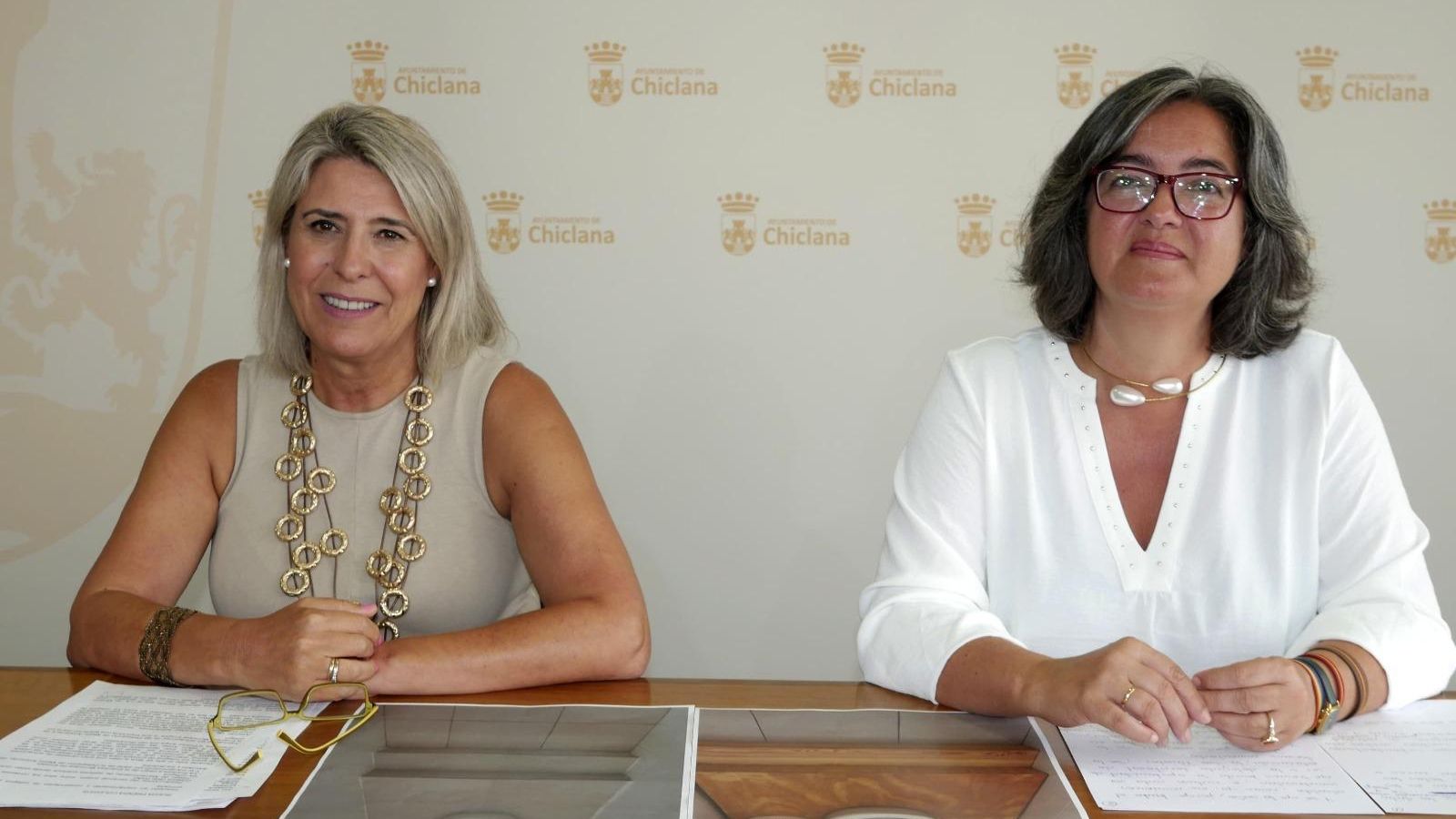 María Ángeles Martínez Rico y María José Batista.