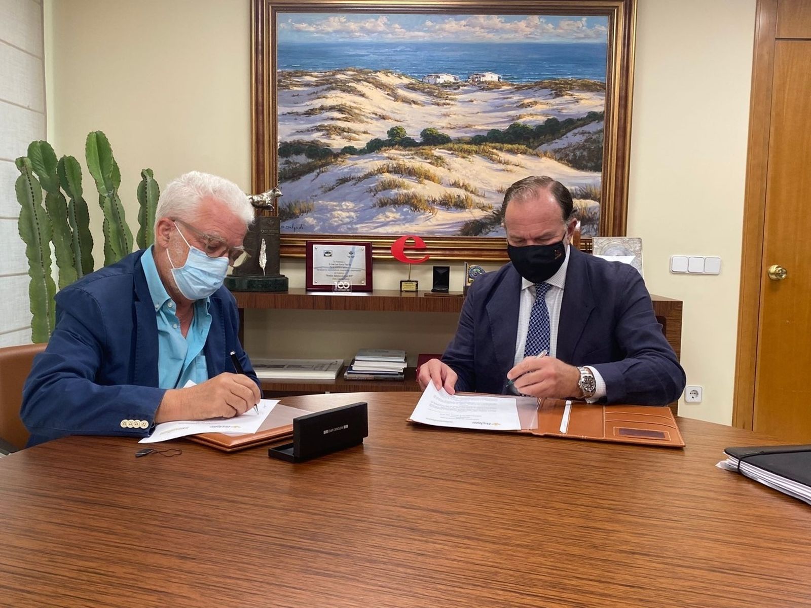 Firma del convenio entre la Fundación Caja Rural del Sur e Interaceituna.