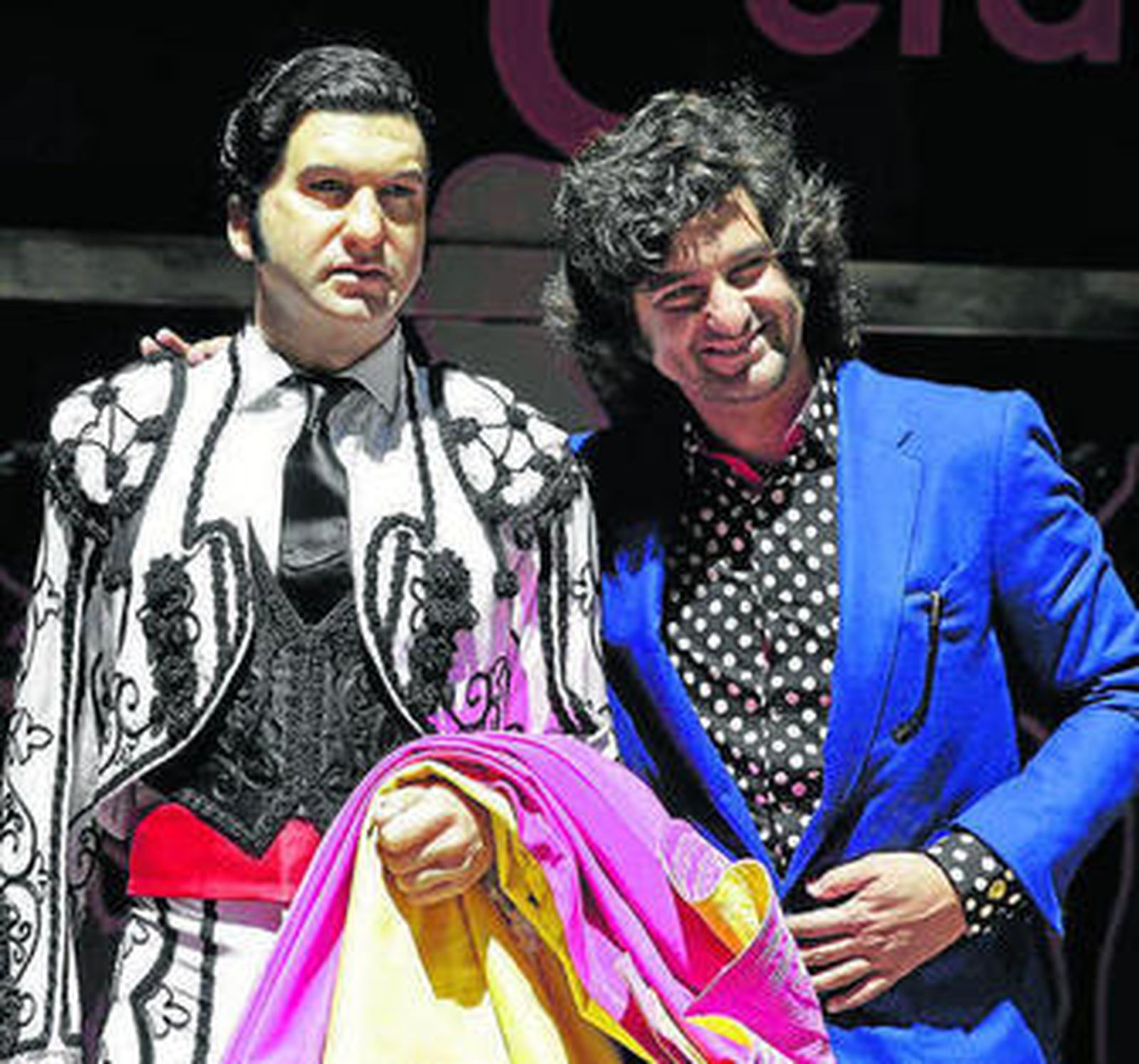 Morante, a la derecha, sonríe junto a su estatua en el Museo de Cera.