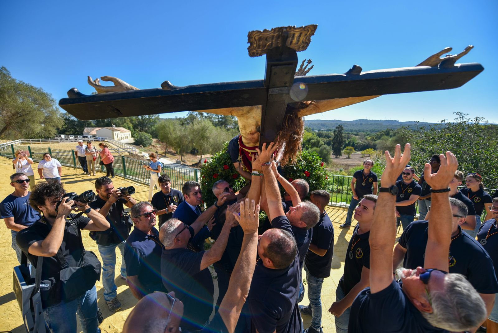 La procesión del Cristo de la Almoraima, en imágenes