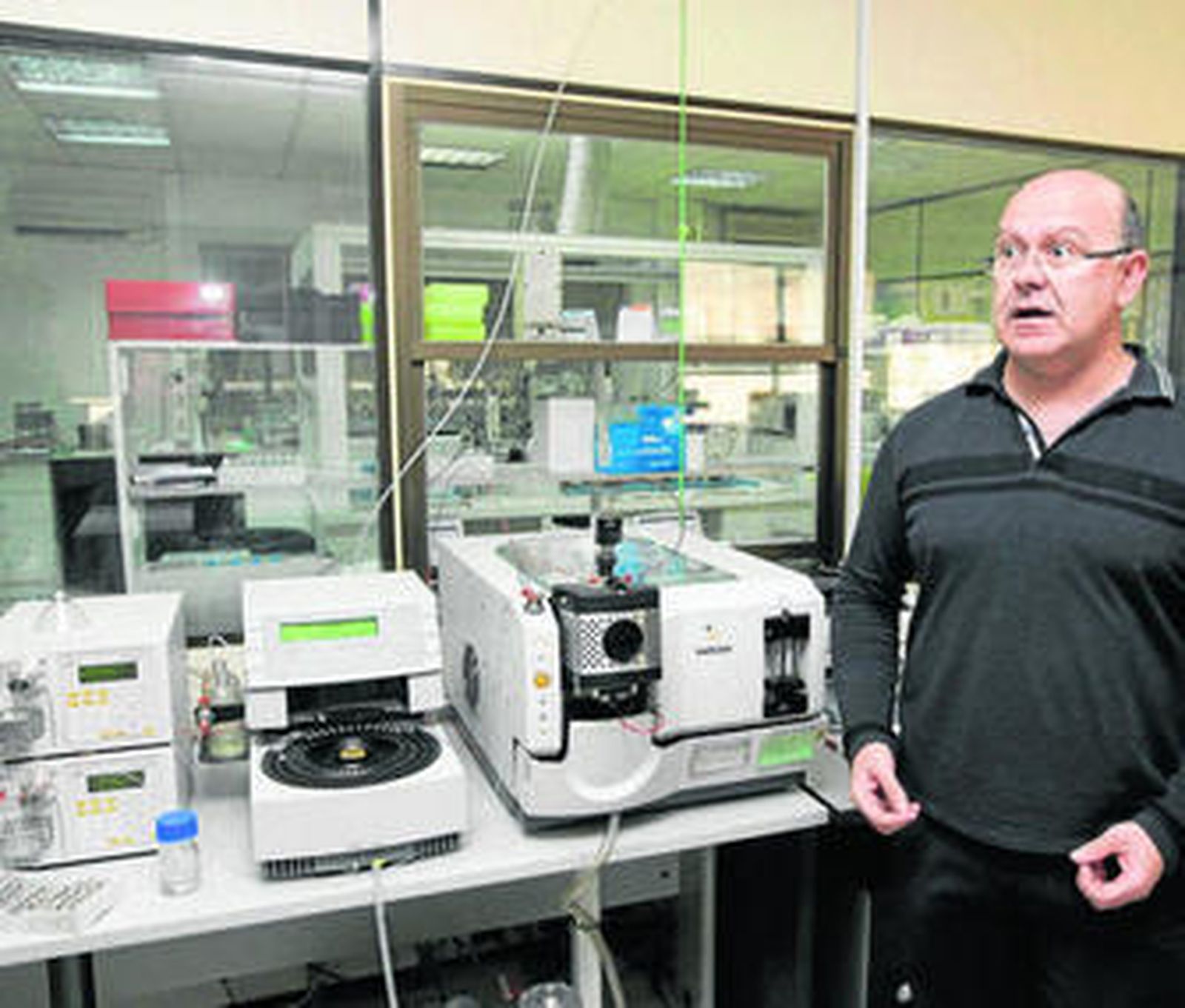 El presidente de La Unión, Gabriel Barranco, en el laboratorio de la alhóndiga.