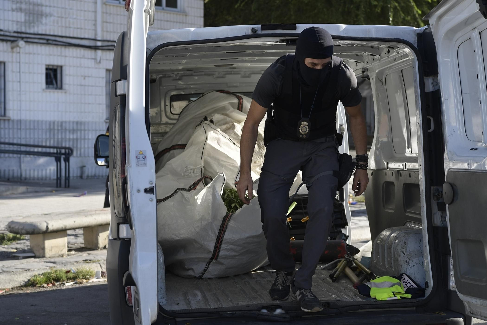 Agente de la Nacional durante la intervención de esta mañana en zona Norte.
