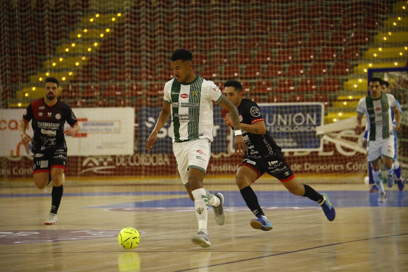 Las mejores fotos del ambiente en Vista Alegre para el Córdoba Futsal - Noia