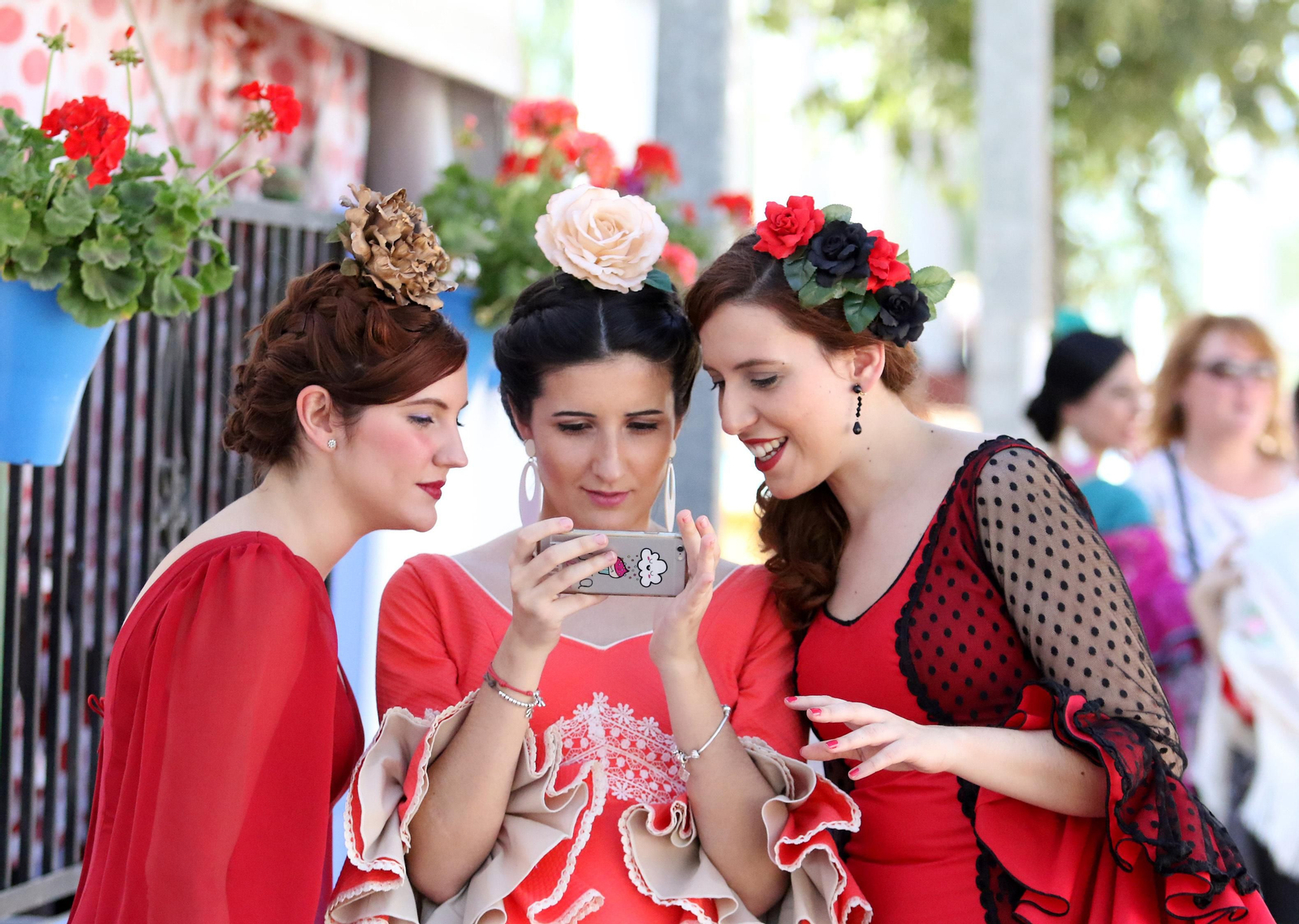 Un grupo de mujeres vestidas de flamenca, en el recinto ferial. Un grupo de mujeres vestidas de flamenca, en el recinto ferial.