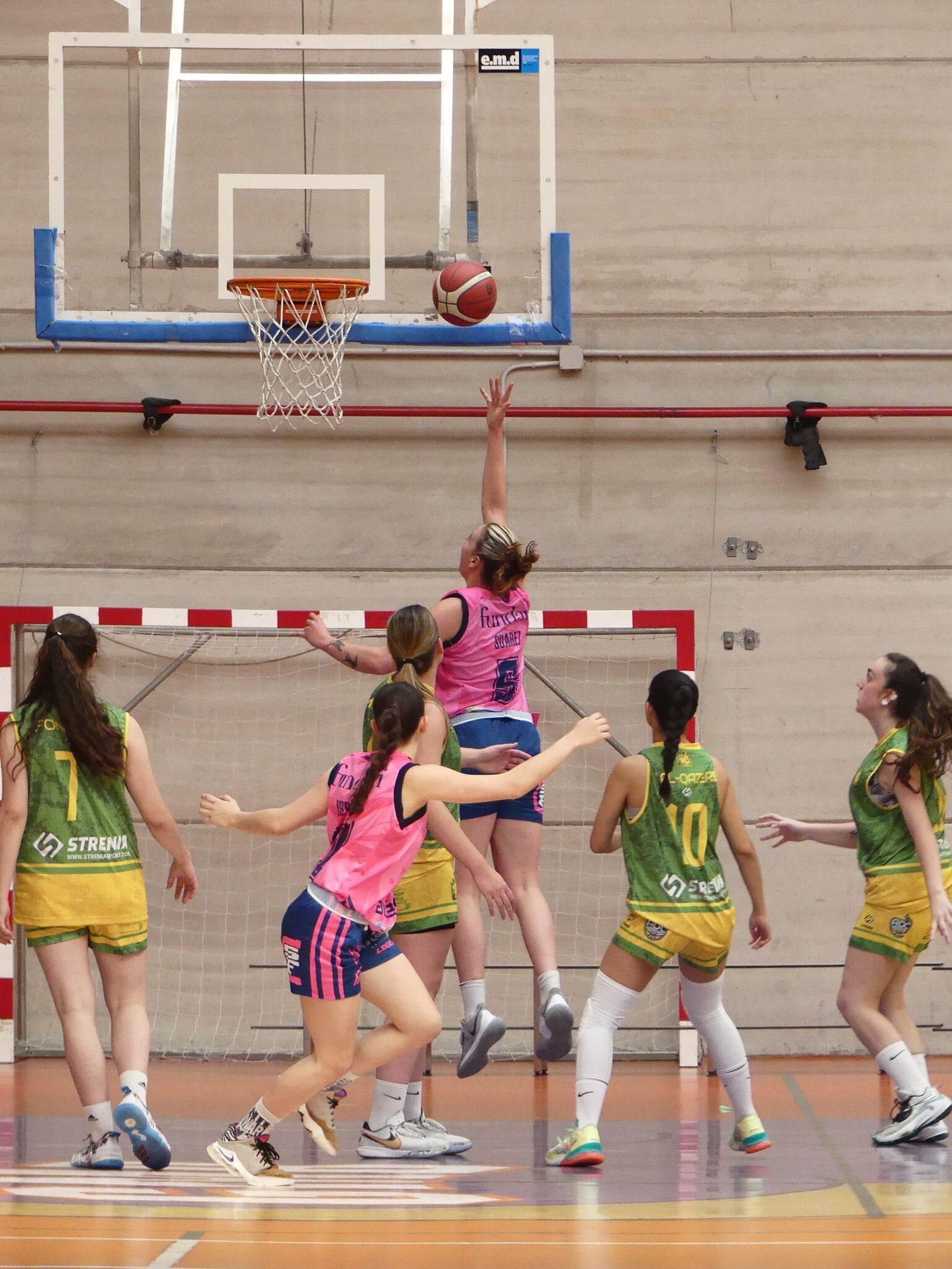 Acción de uno de los partidos jugados en el Pabellón Antonio Prieto