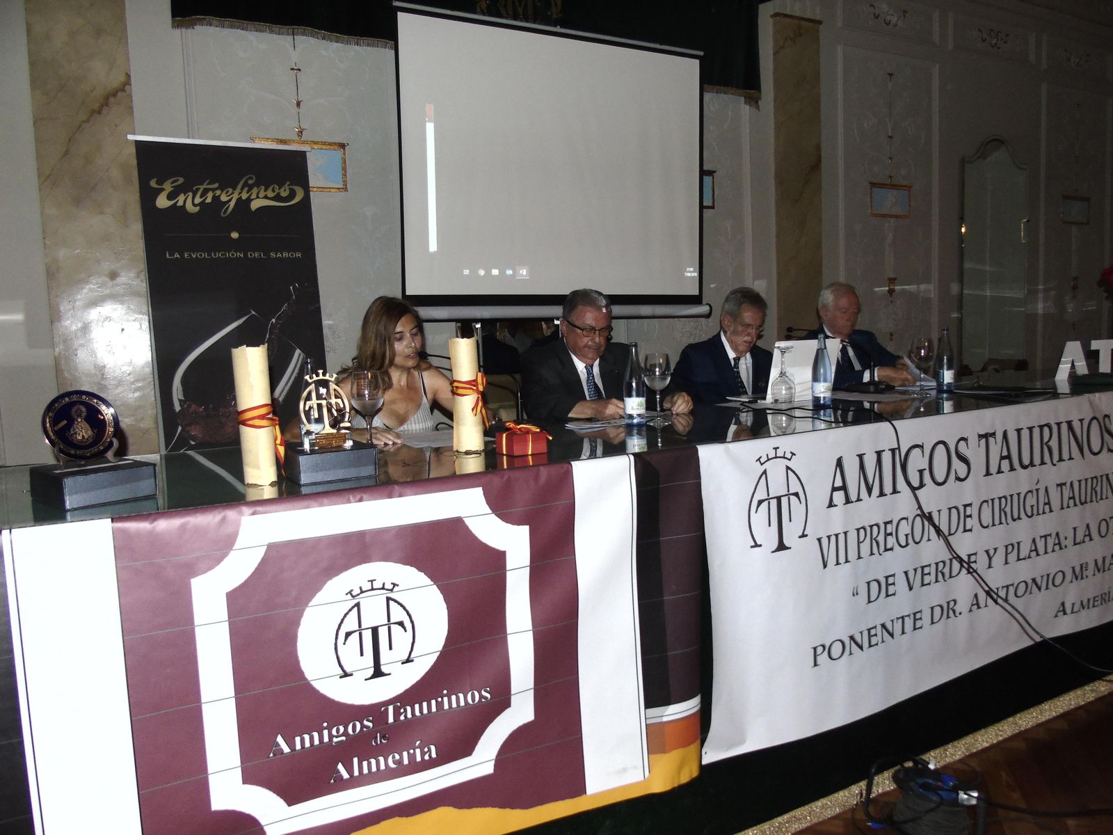 Mesa presidencial de esta séptima edición del pregón de cirugía taurina.