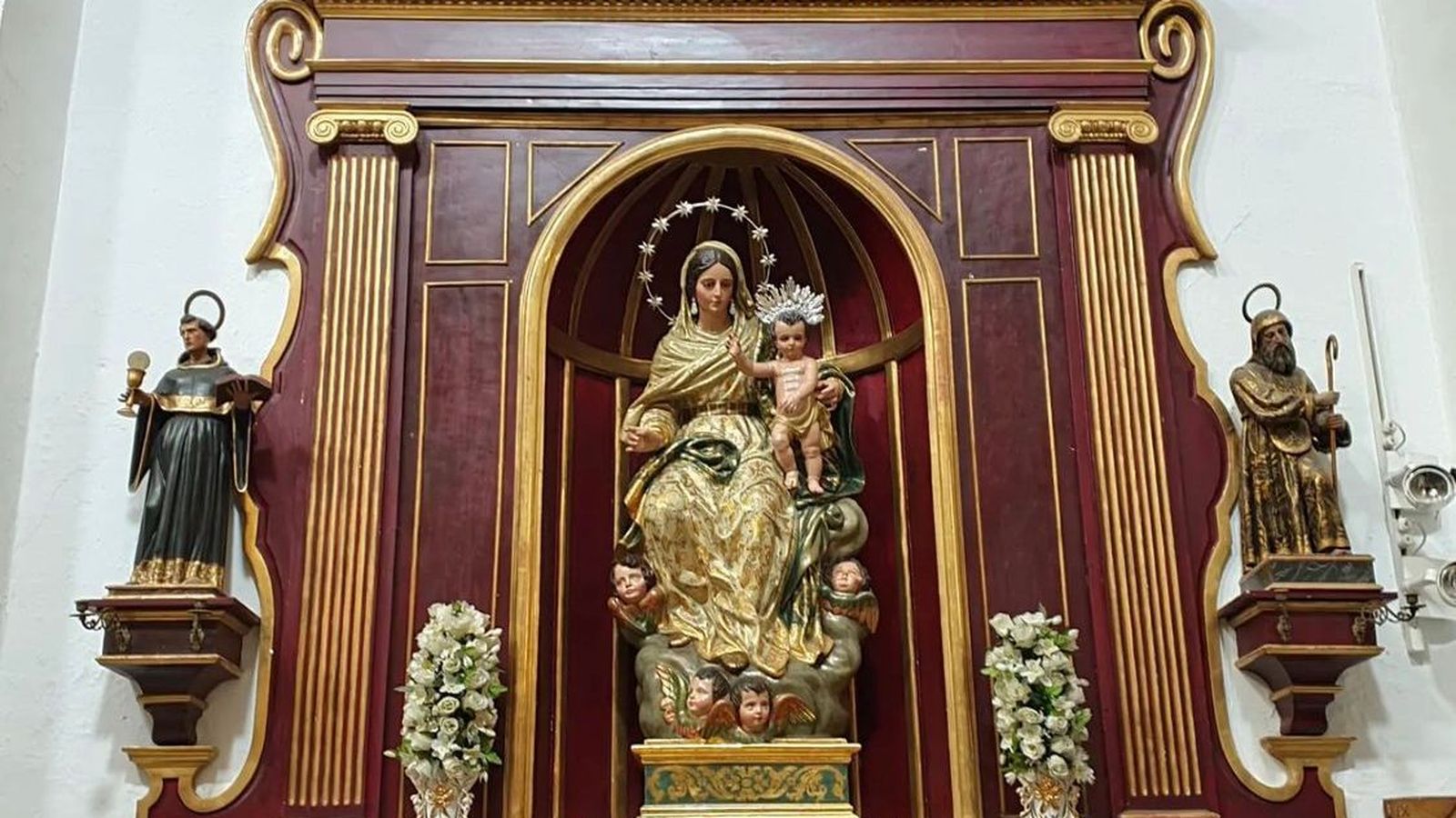 Los jarrones isabelinos antes de ser sustraídos del retablo donde se encontraban.