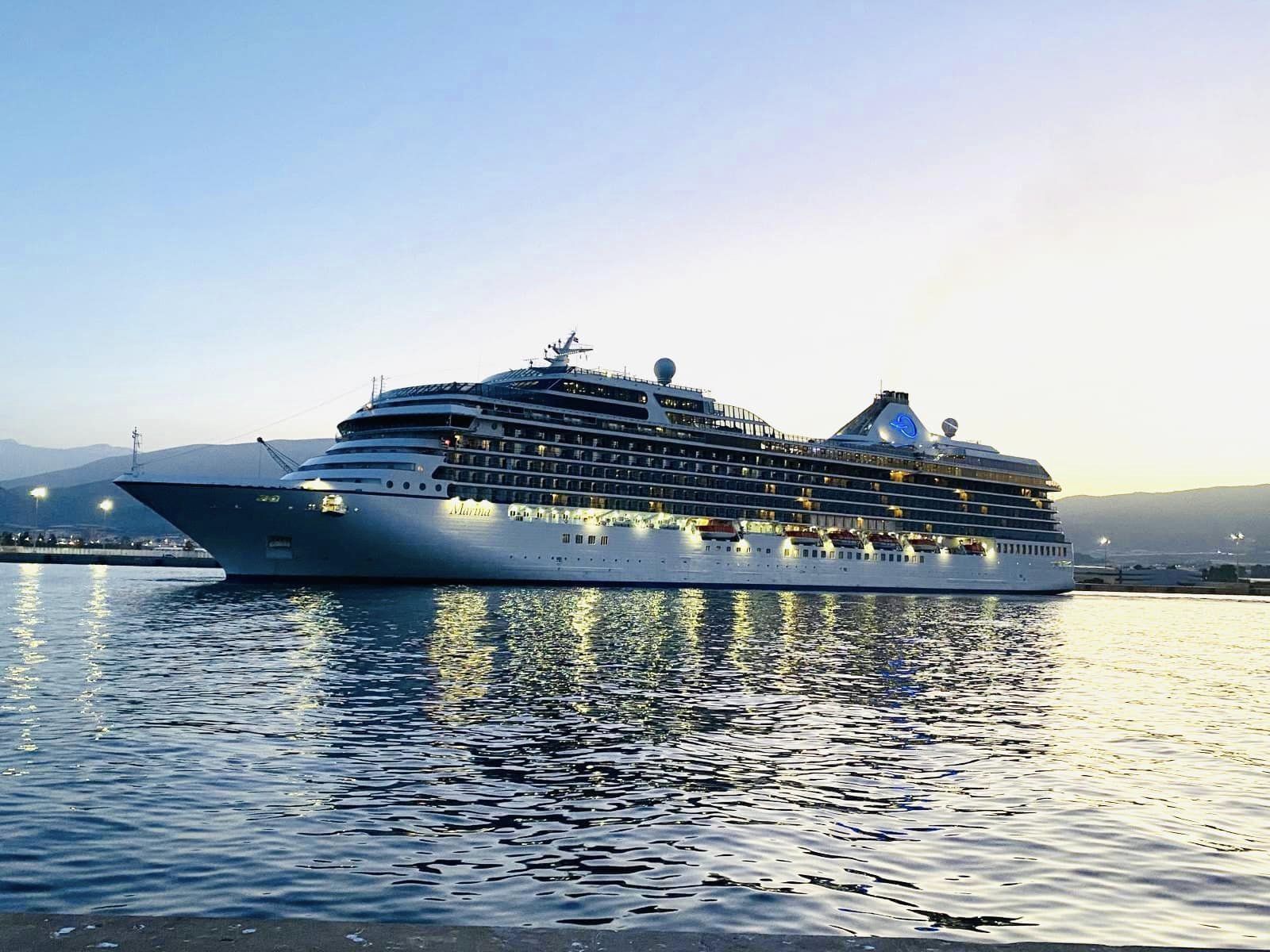 Llega al puerto de Motril un crucero de lujo con más de un millar de cruceristas y pasajes de hasta 23.900 euros