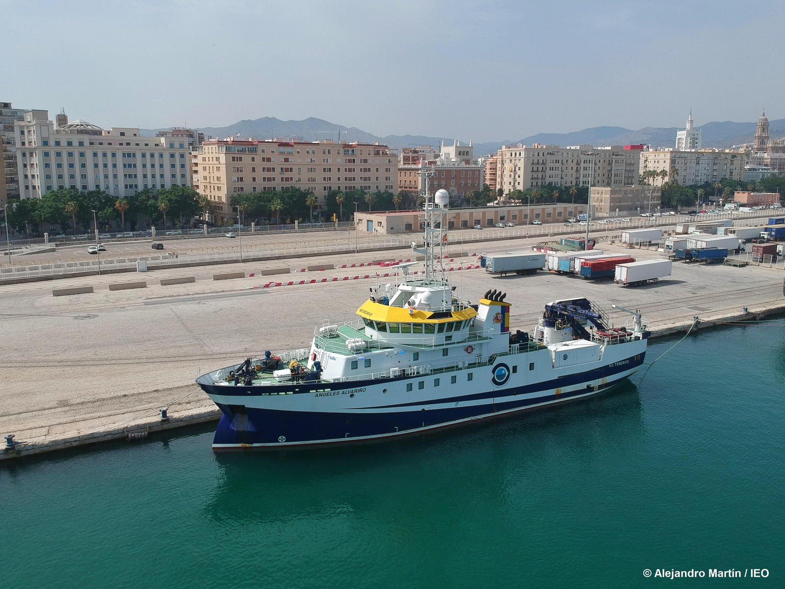 El buque 'Ángeles Alvariño' atracado en el puerto de Málaga.