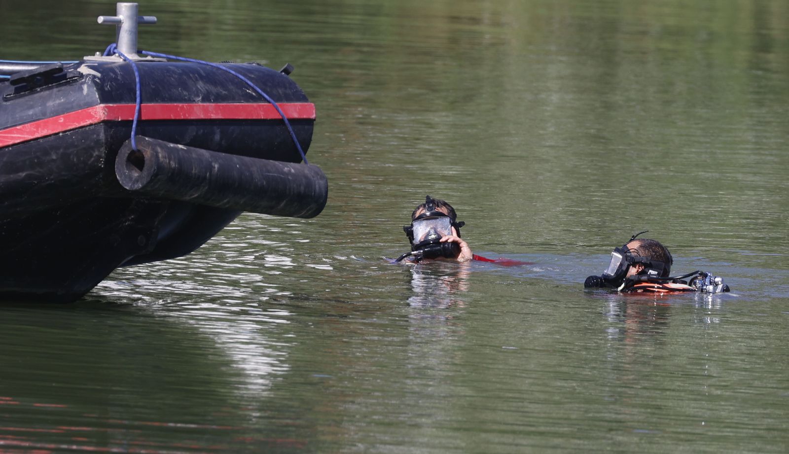 Los Bomberos de Sevilla continúan la búsqueda del cuerpo de un hombre en el Guadalquivir
