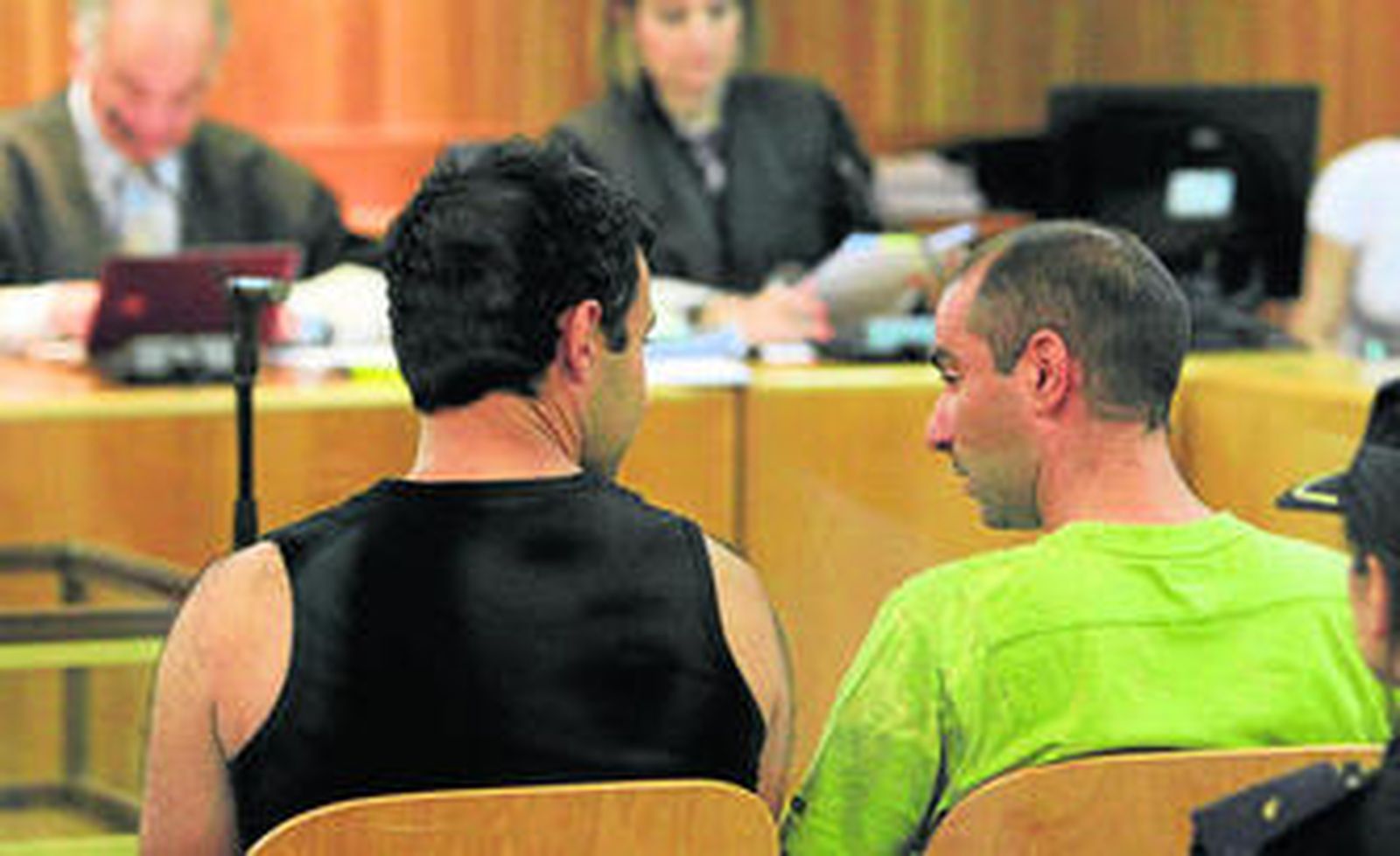 Los miembros del comando Argala de ETA Óscar Zelarain y Andoni Otegi, ayer, durante la celebración del juicio.