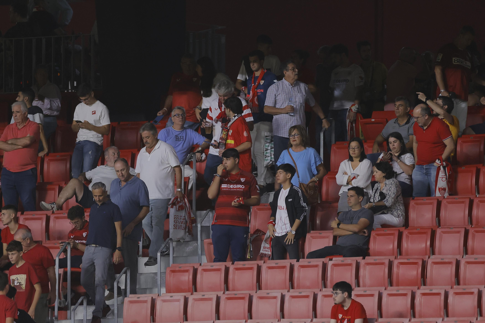 Búscate en las fotos del Sevilla-Lens