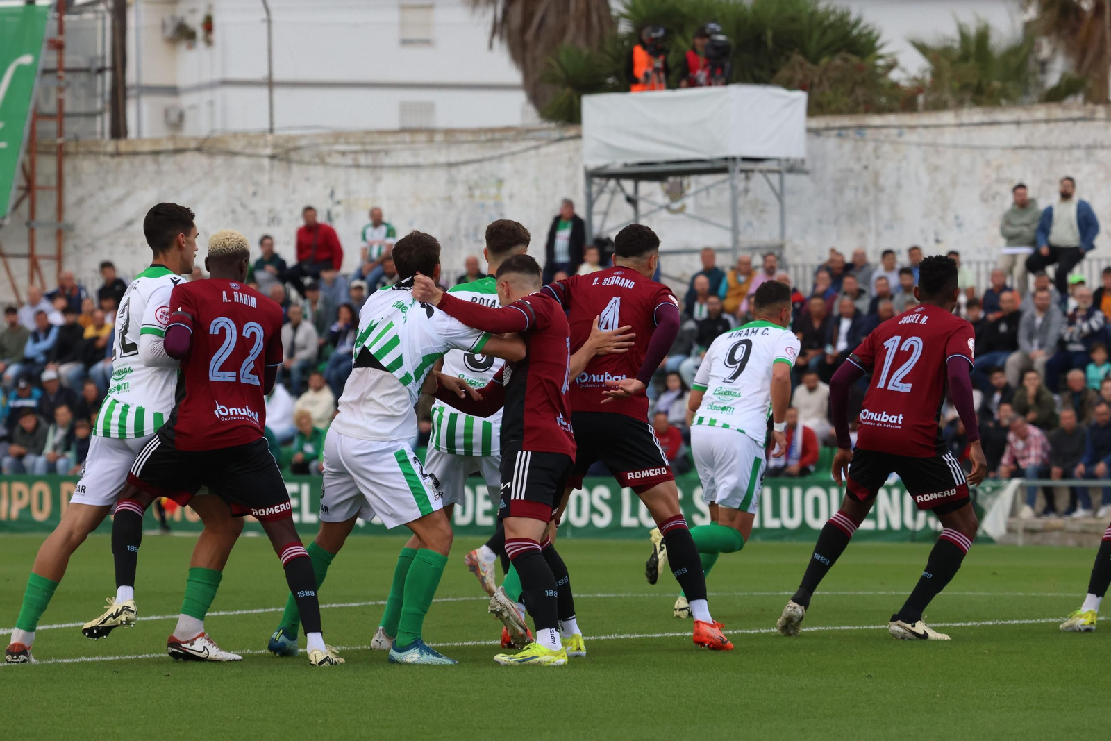 Disputa en el área entre los jugadores del Atlético Sanluqueño-Recre en el encuentro de la pasada temporada.