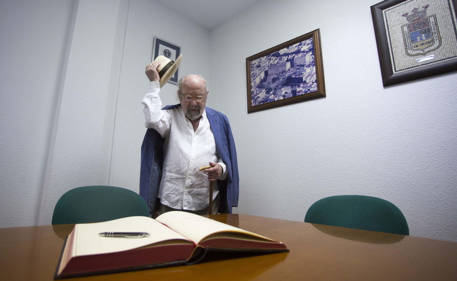 La vida de Caballero Bonald, en imágenes