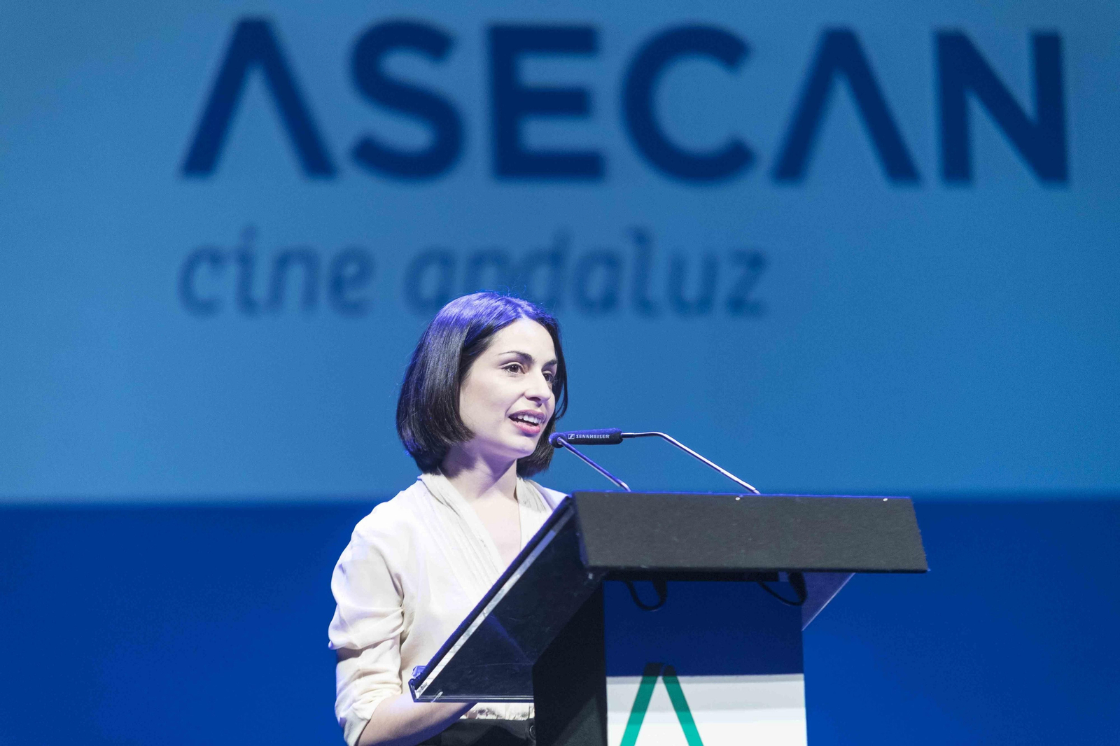 Celia Rico en su discurso de agradecimiento en el escenario.