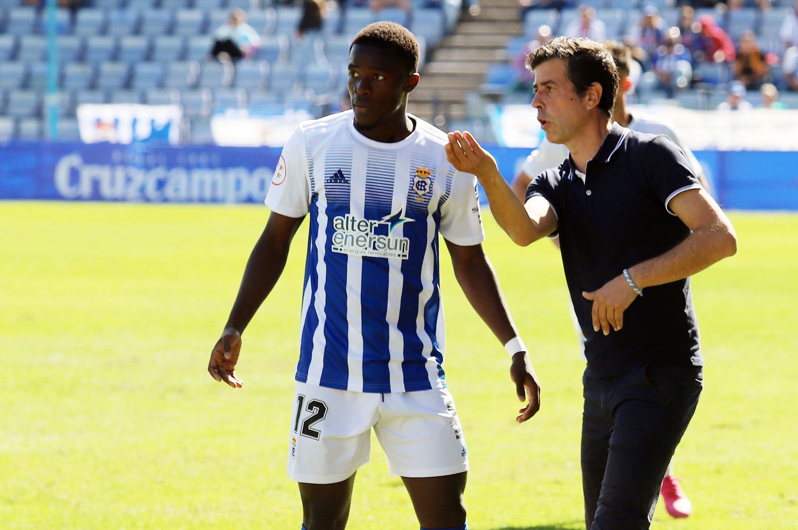 Alberto Gallego da instrucciones a Diawará durante un partido en el Nuevo Colombino.