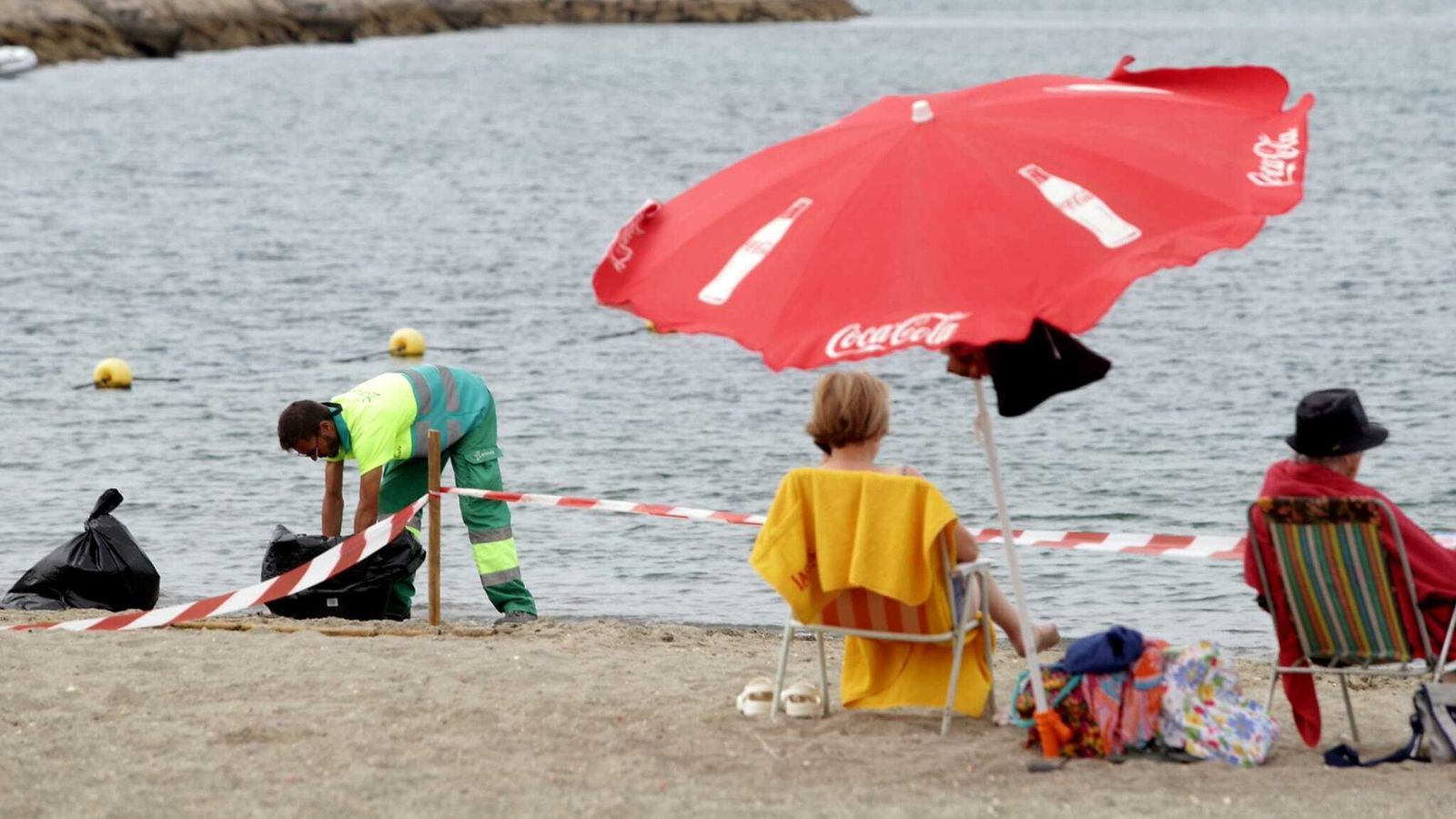 Servicios de limpieza en la playa de Poniente de La Línea