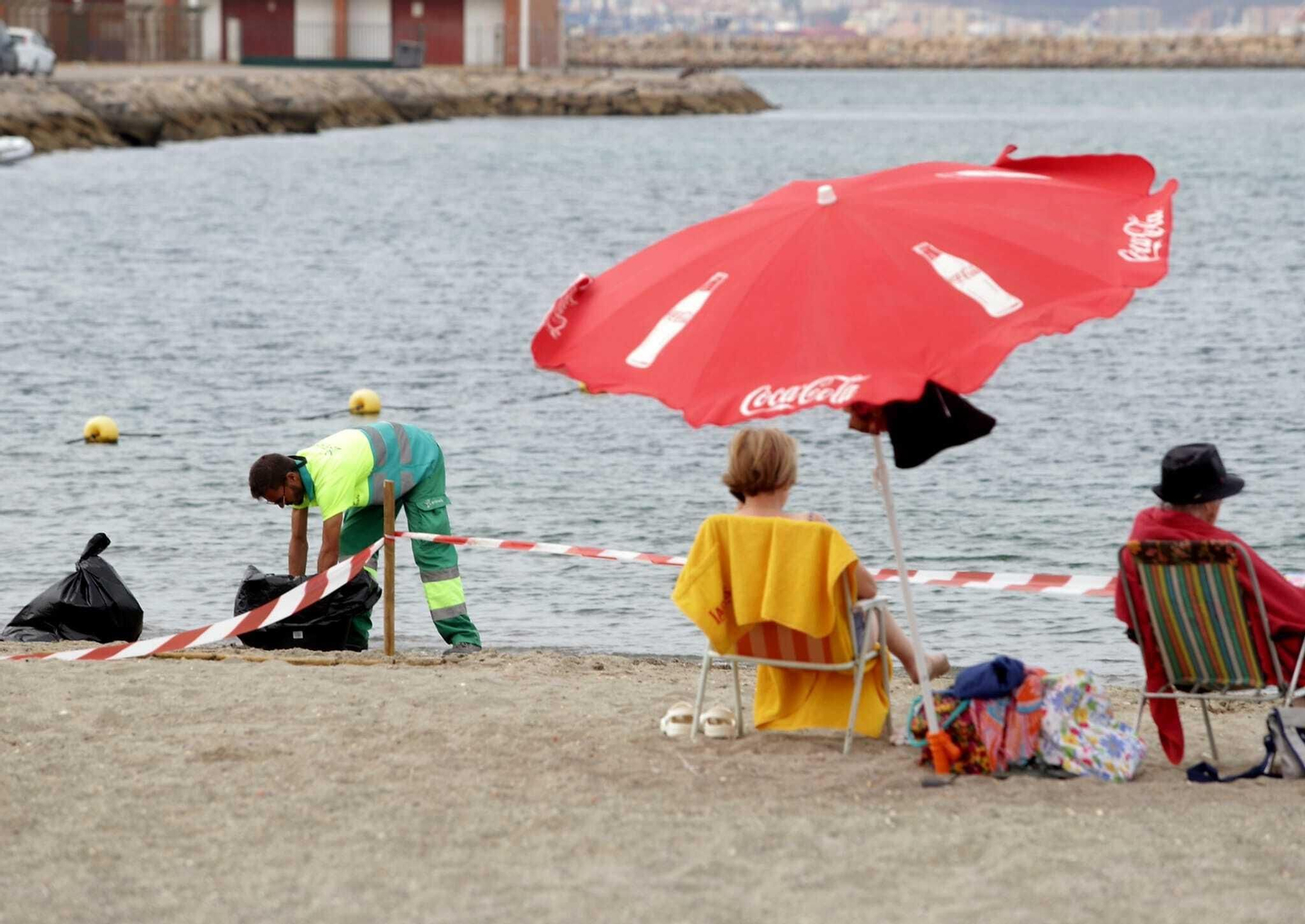 Limpieza en la playa de Poniente de La Línea.